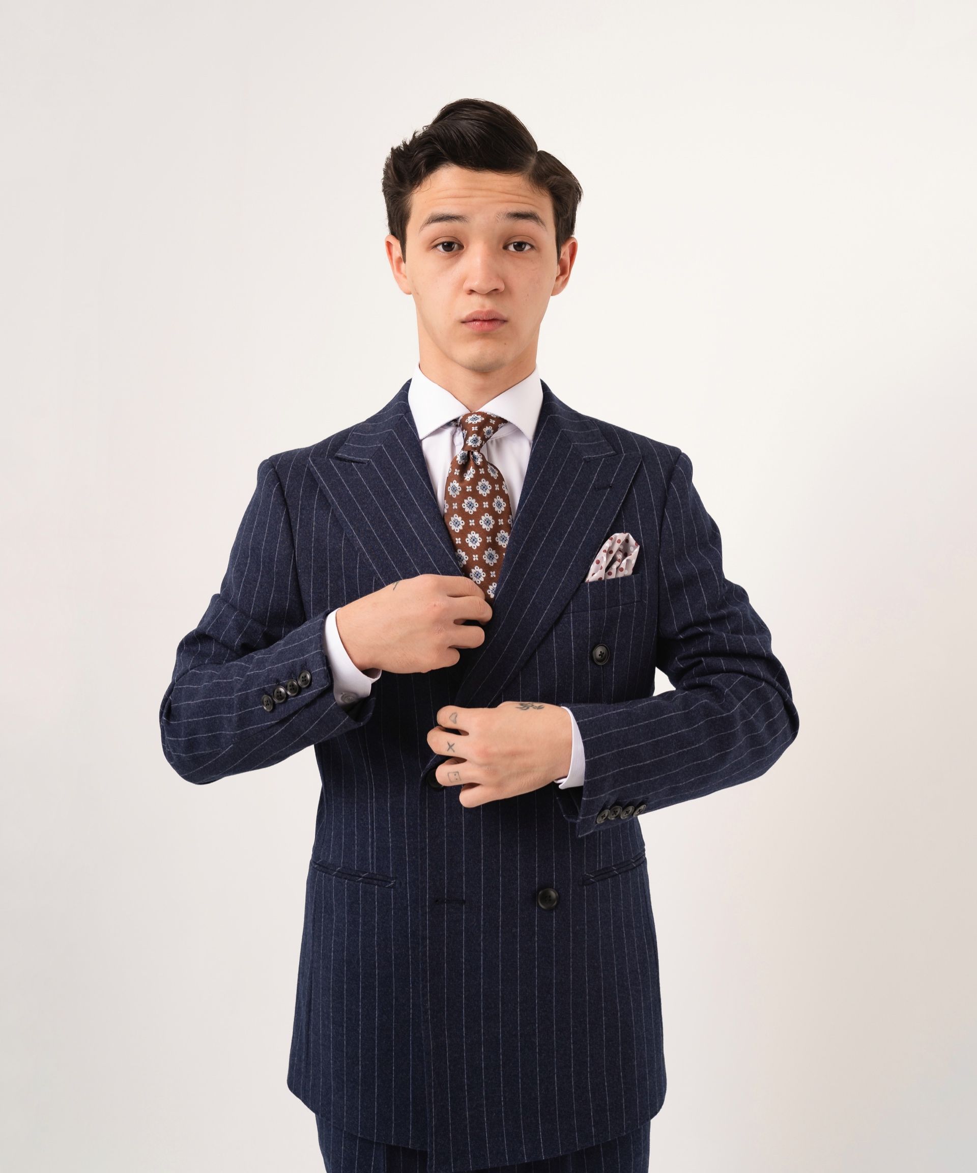 Темно-синий костюм в широкую полоску