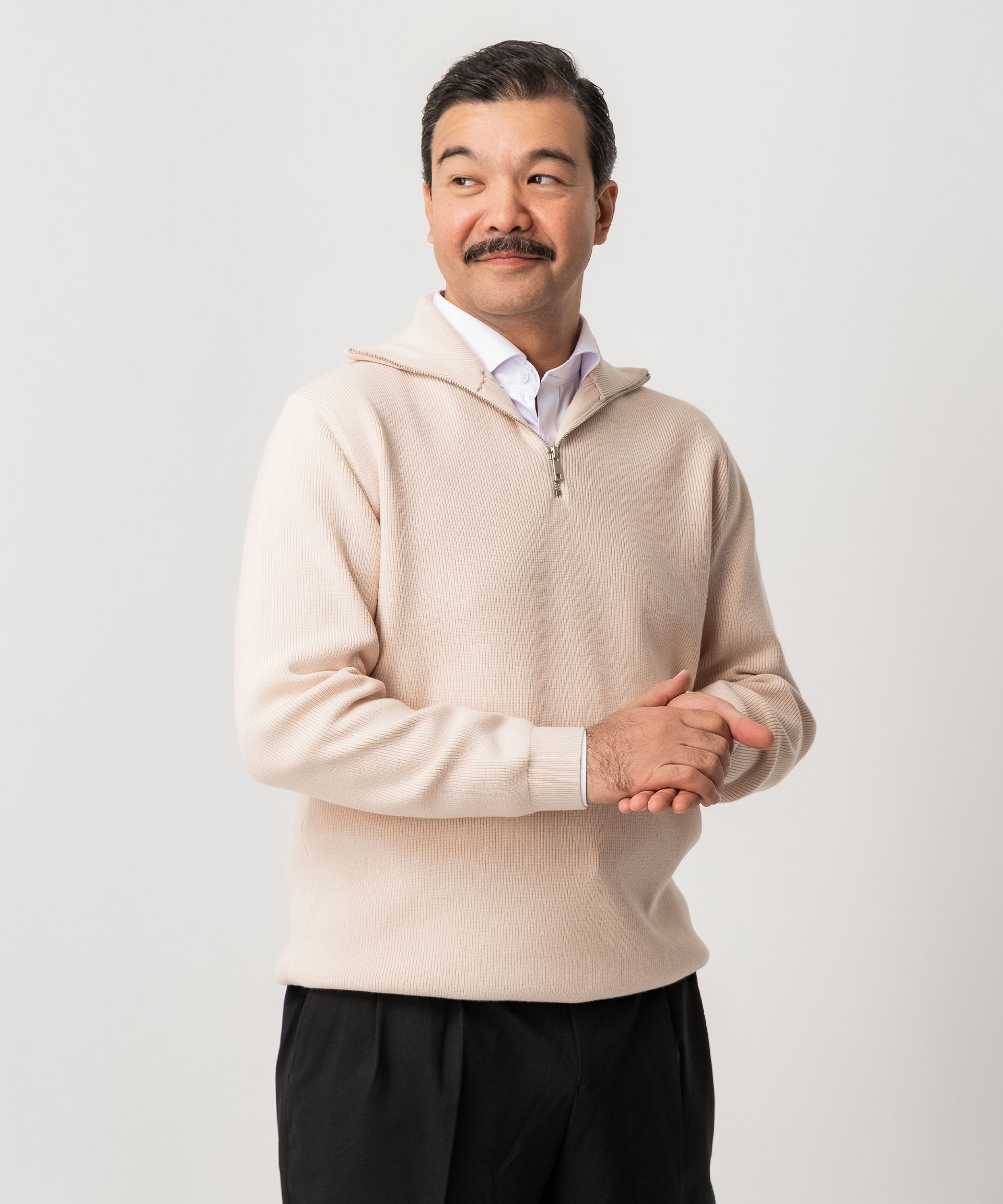 Молочный свитер на замке