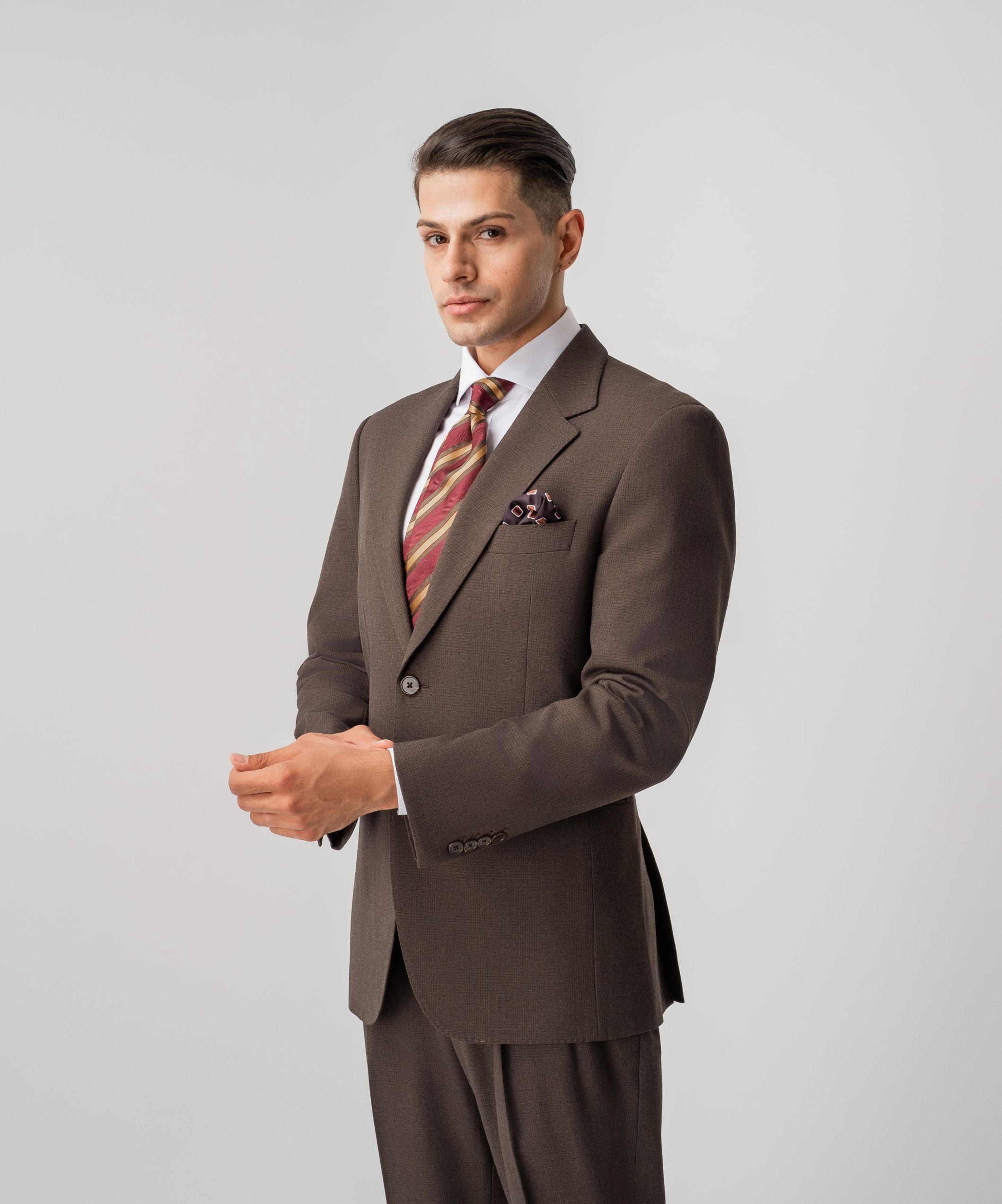 Однобортный костюм темно-коричневого оттенка