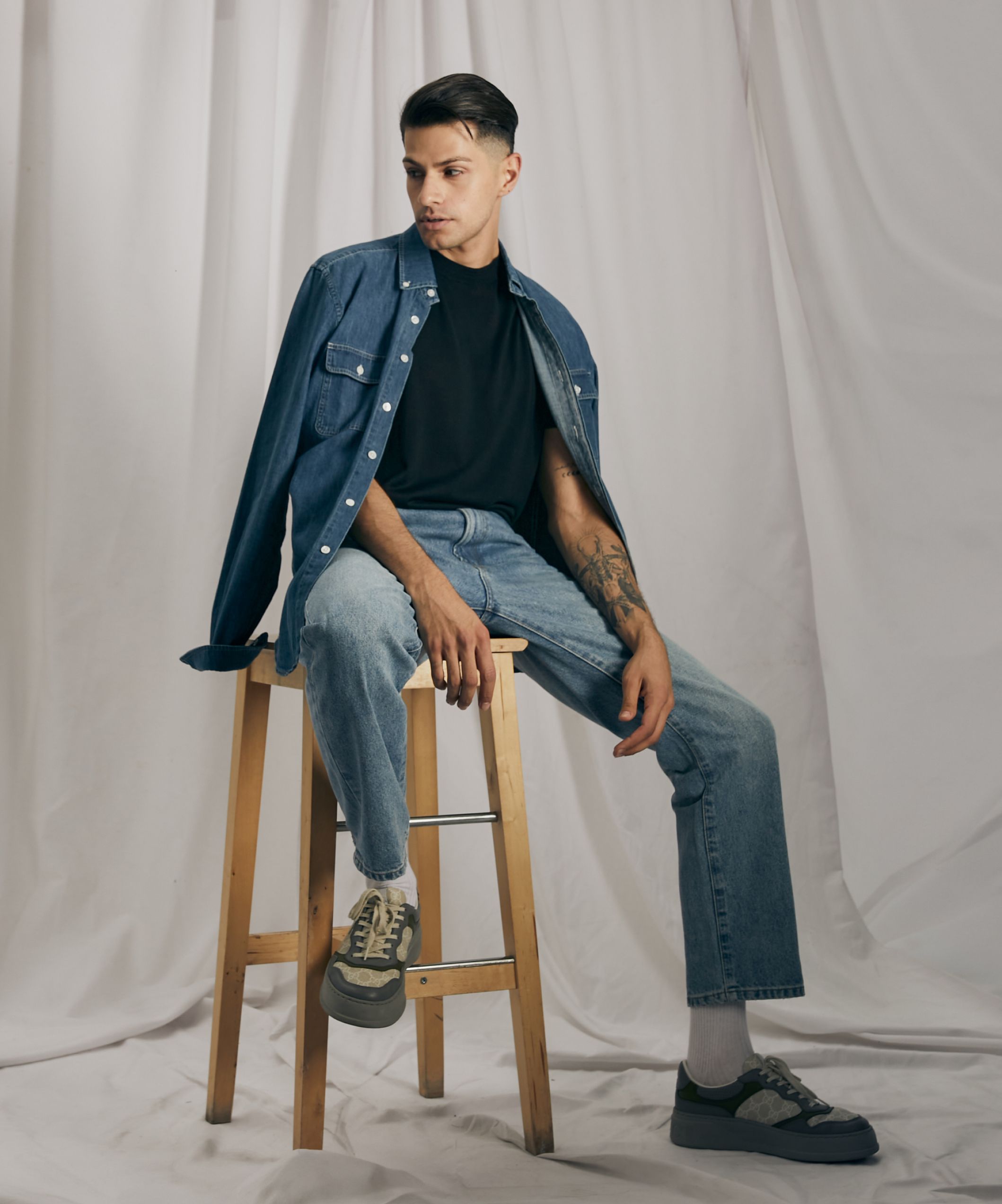 Светлые джинсы прямого кроя