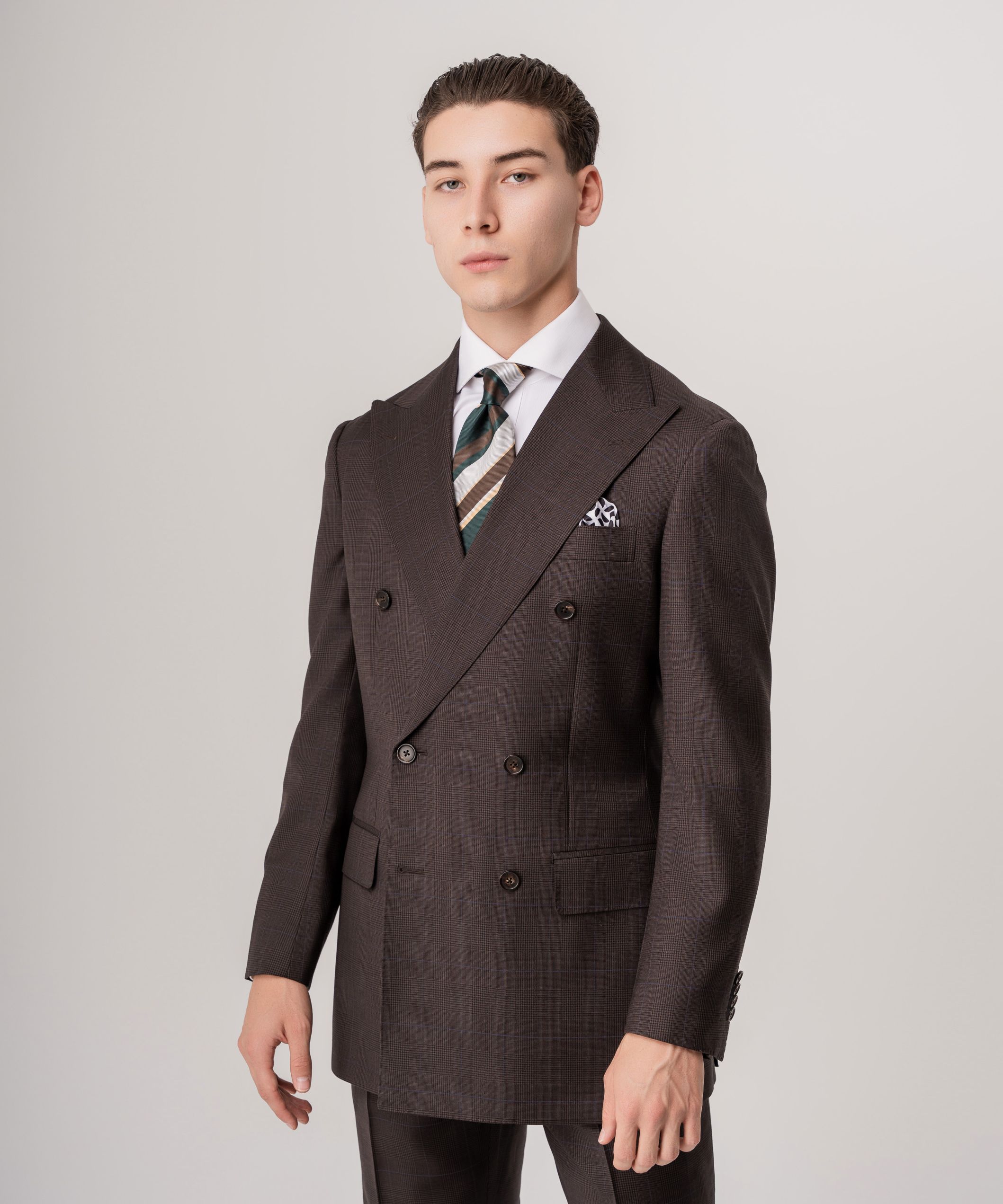 Коричневый двубортный костюм в клетку