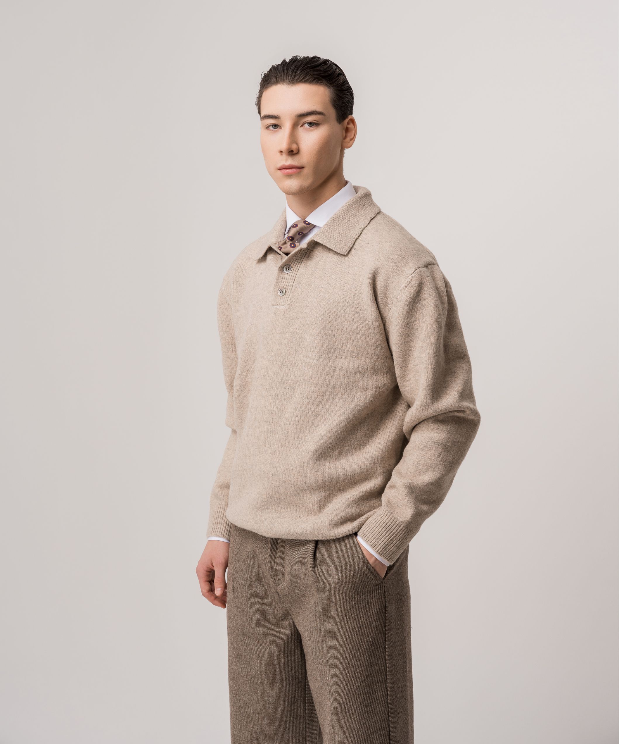 Кофта бежевого оттенка на пуговицах