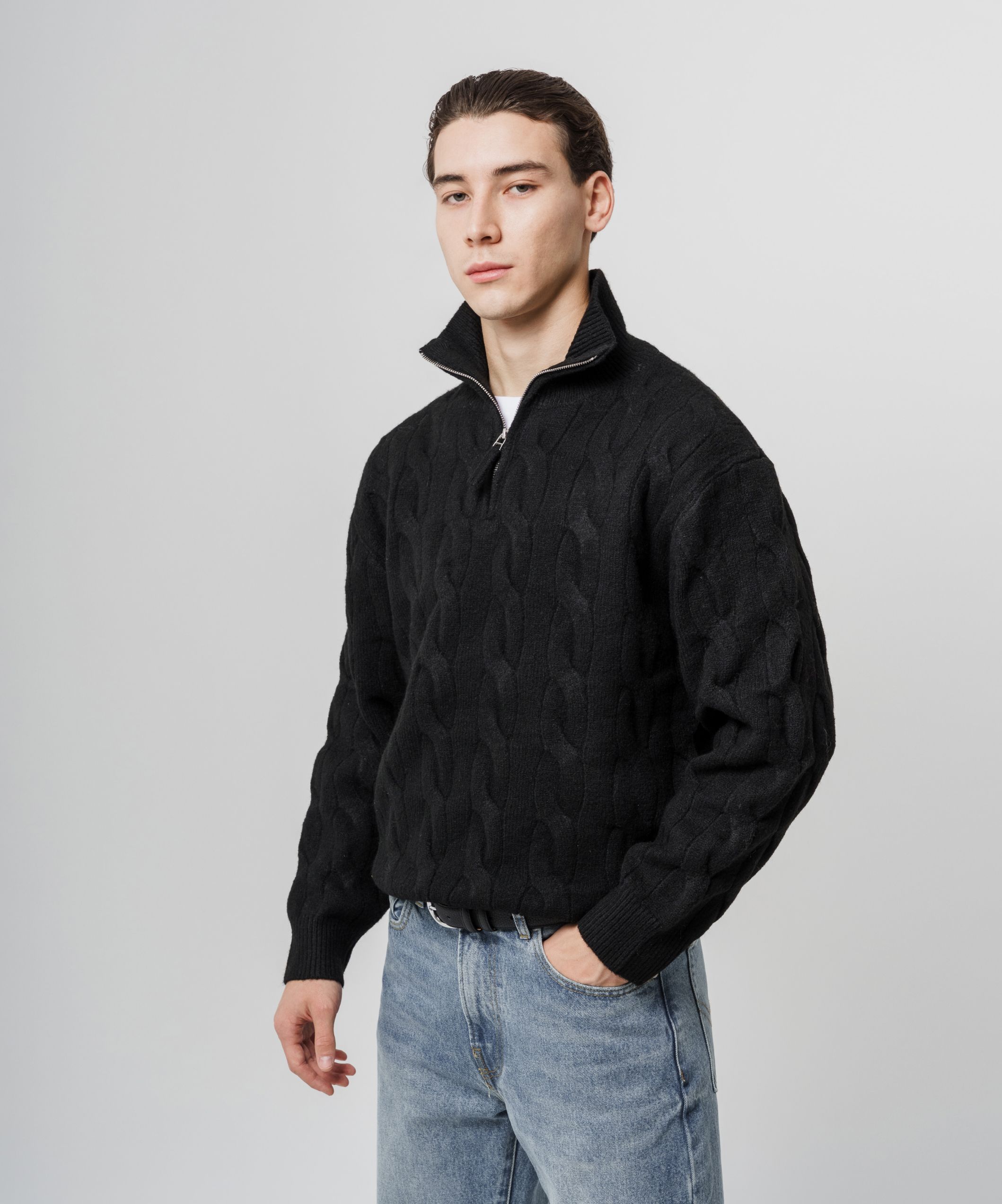 Кофта черного оттенка с принтом твист