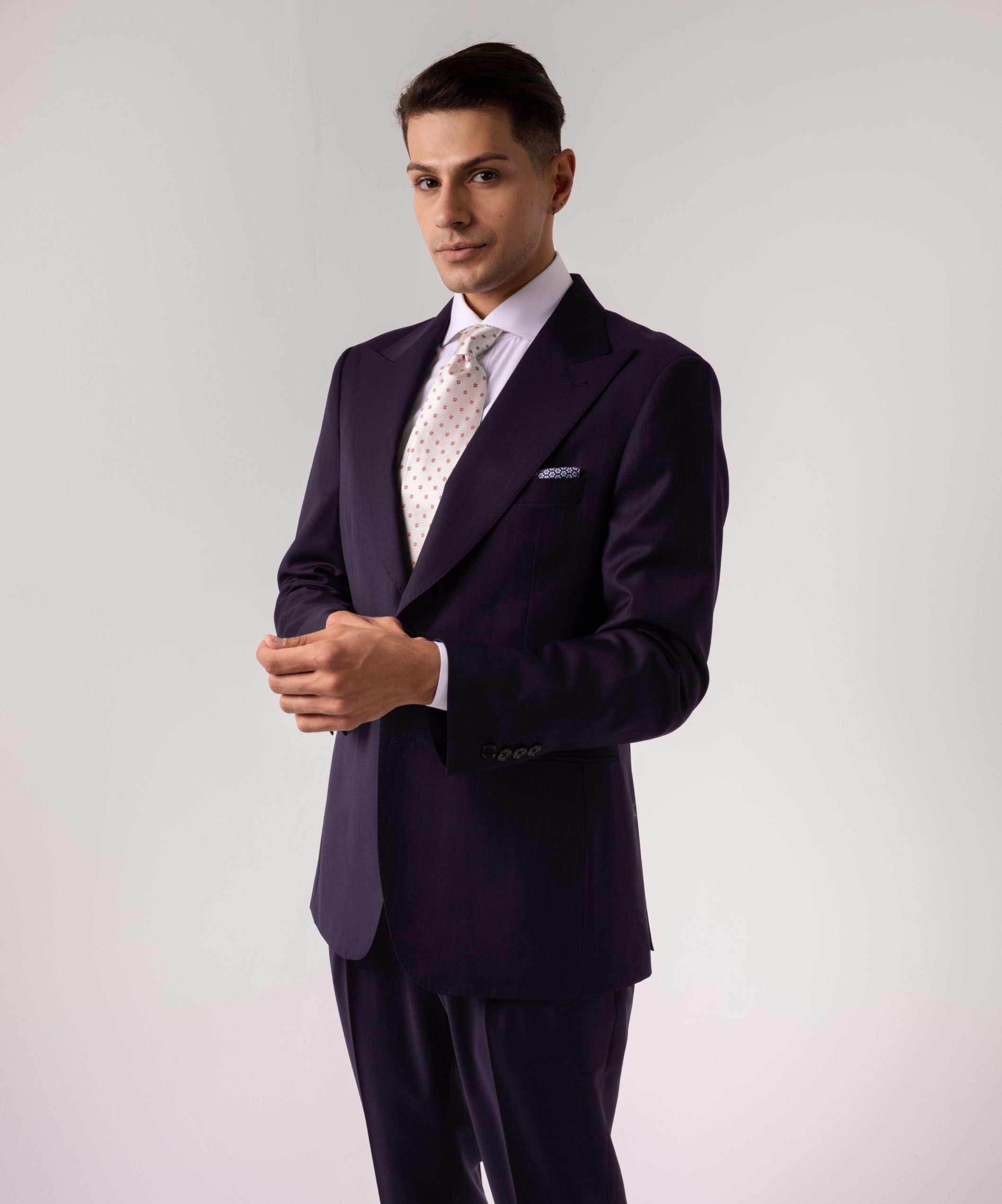 Стильный костюм-двойка в светло-розовую вертикальную полоску