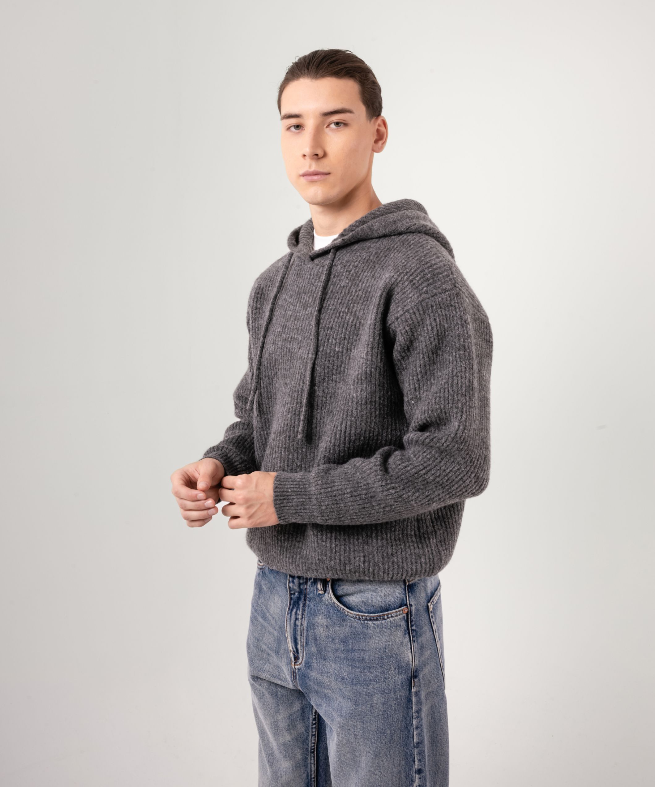 Вязаный свитер с капюшоном