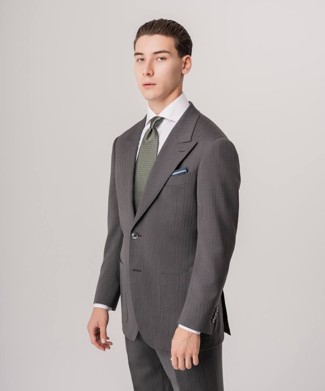Однобортный костюм в сером цвете