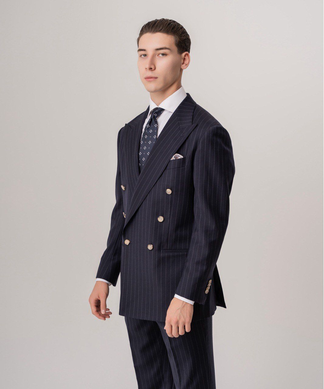 Двубортный синий костюм в белую полоску