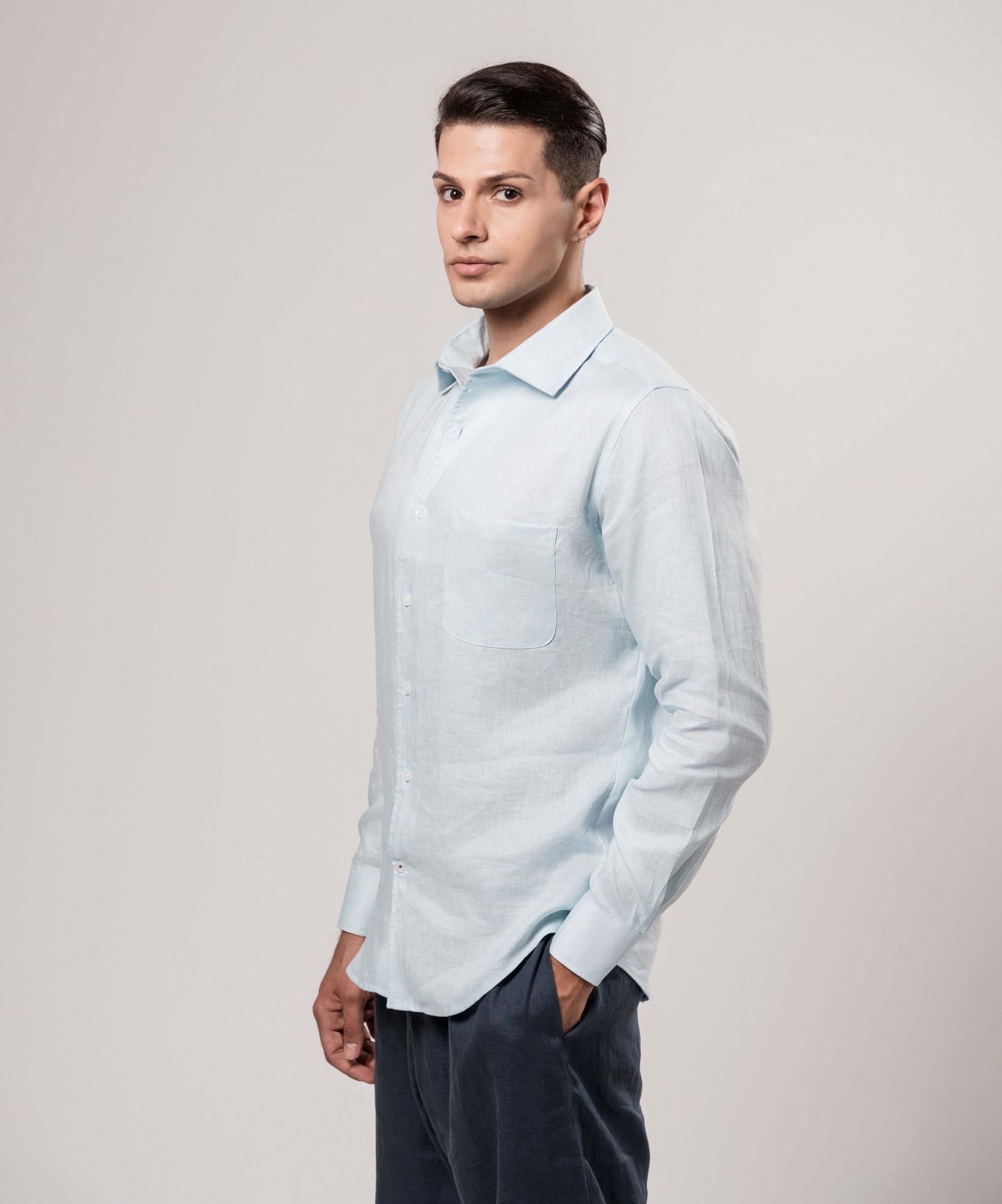 Светло-голубая рубашка изо льна