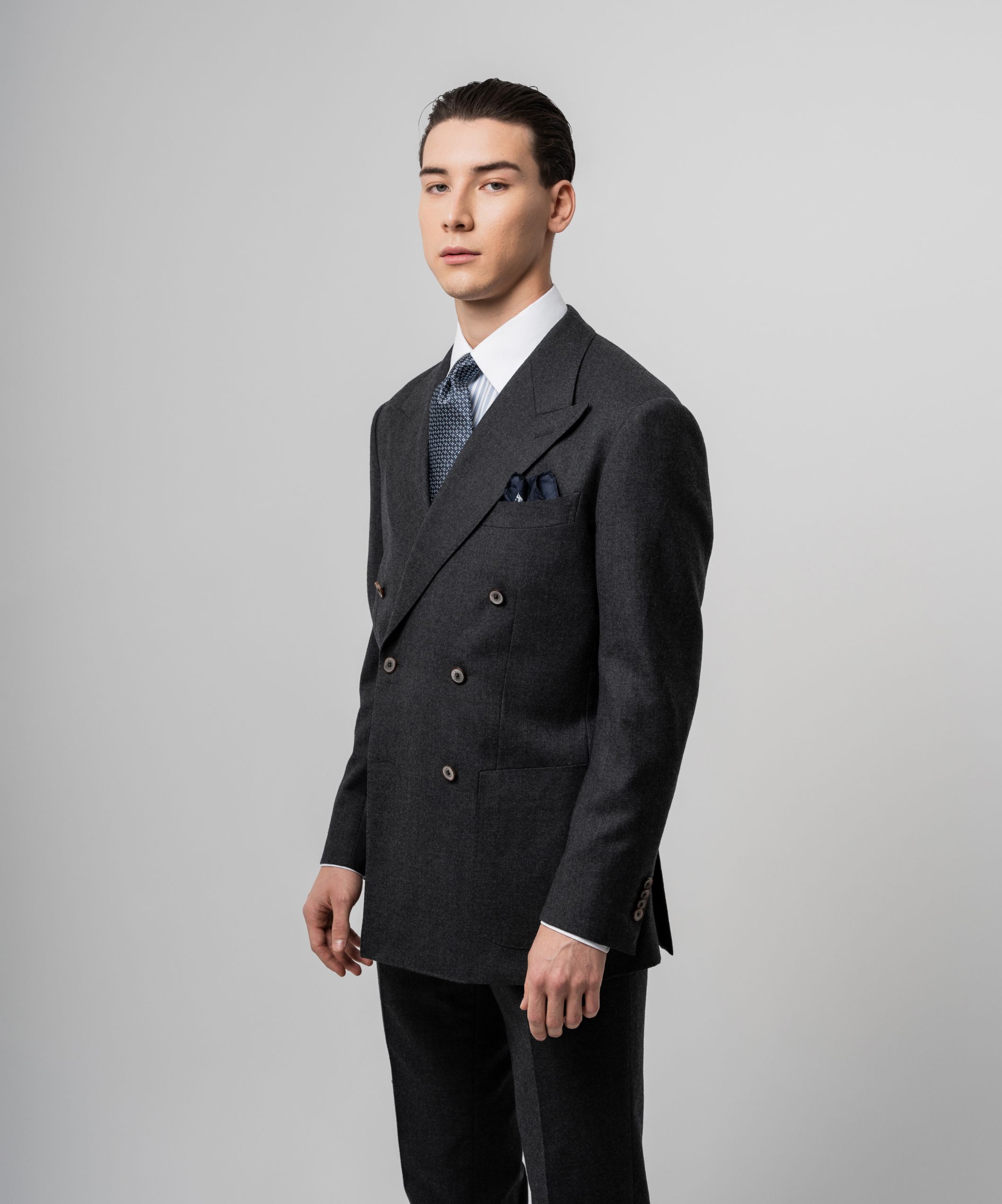 Серый двубортный костюм с контрастными пуговицами