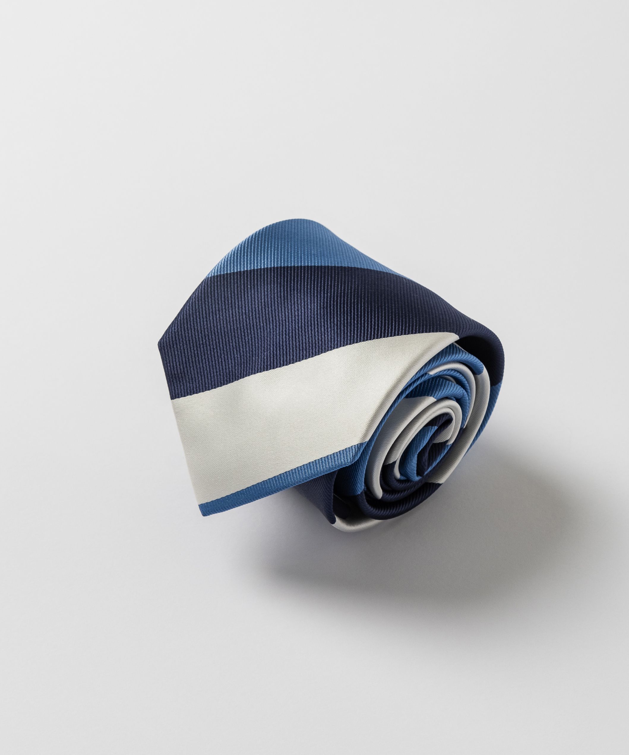 Трехцветный галстук в полоску