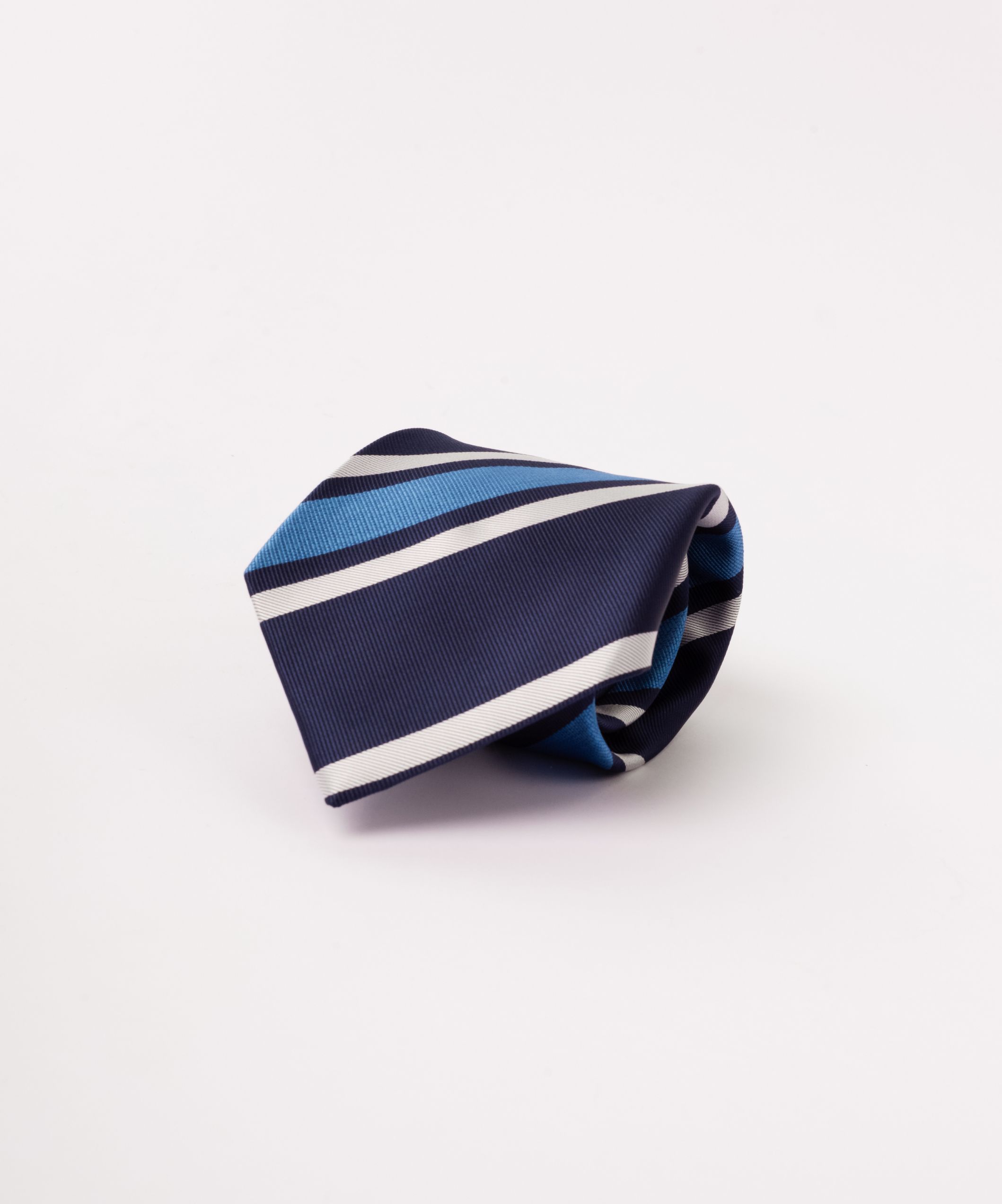 Галстук с классическим дизайном в синие полосы