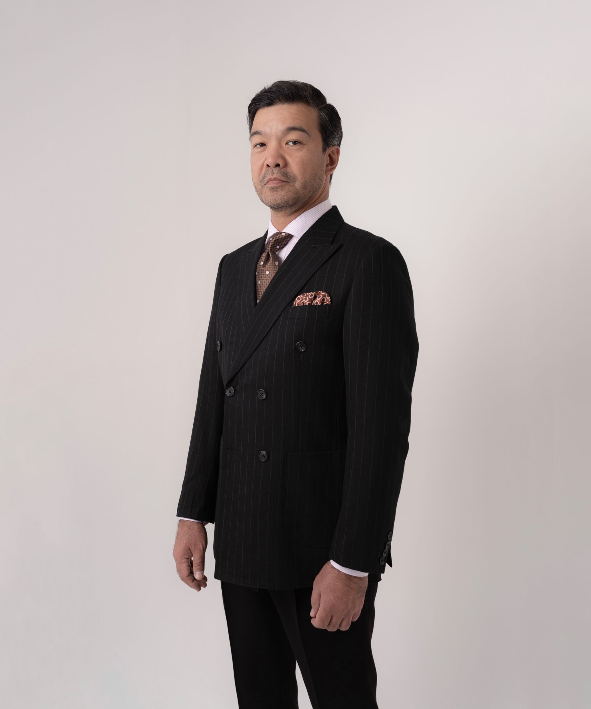 Черный костюм в полоску