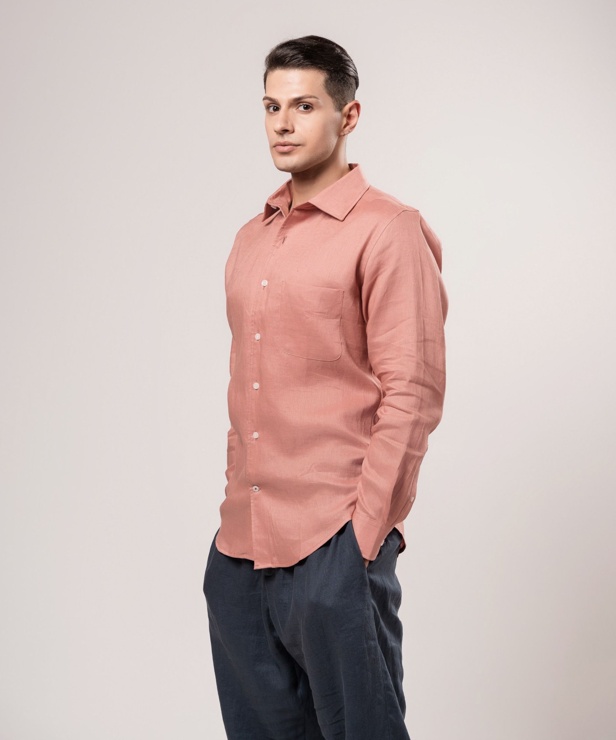 Льняная рубашка с контрастными пуговицами