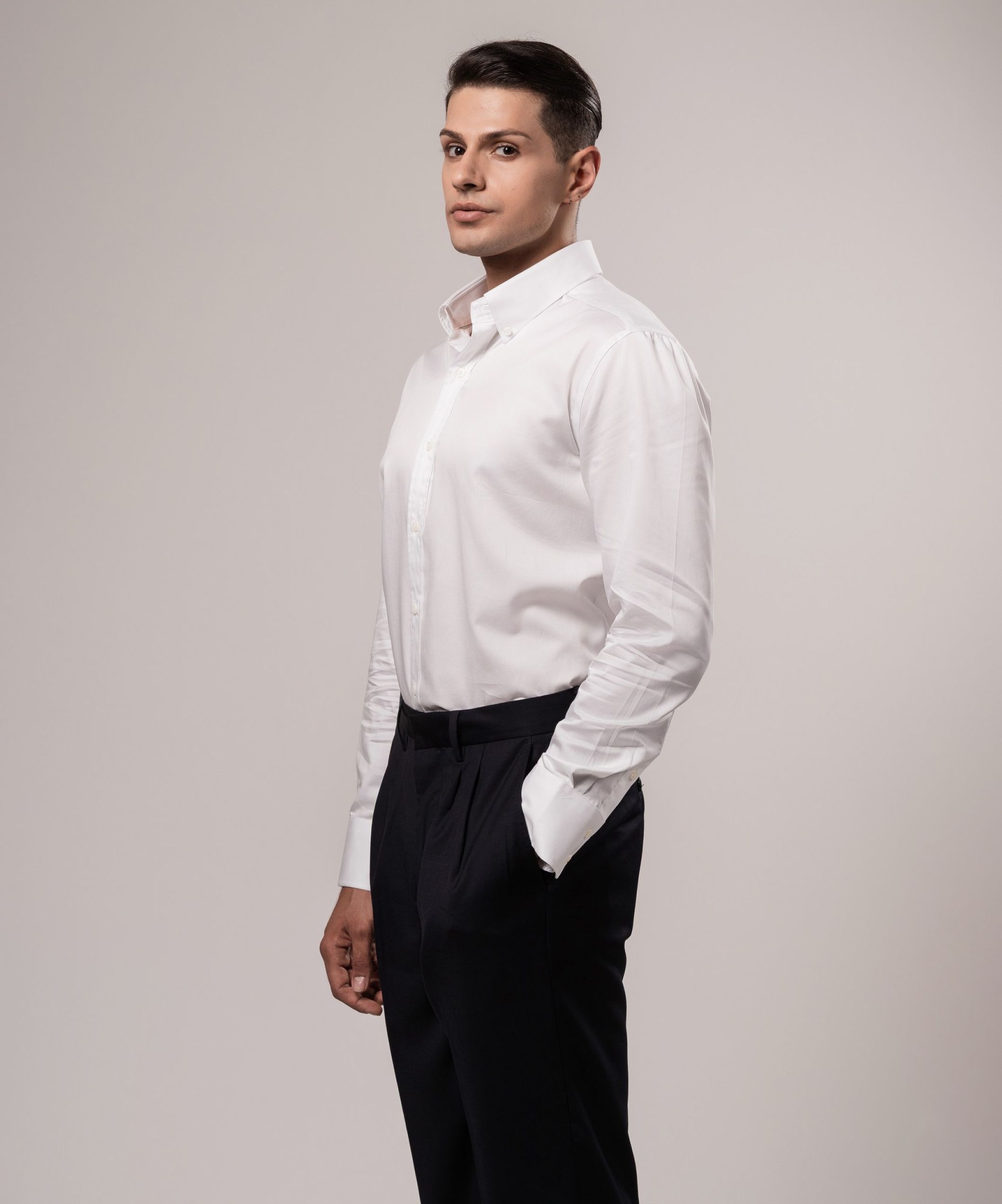 Белая сорочка с воротником на пуговицах