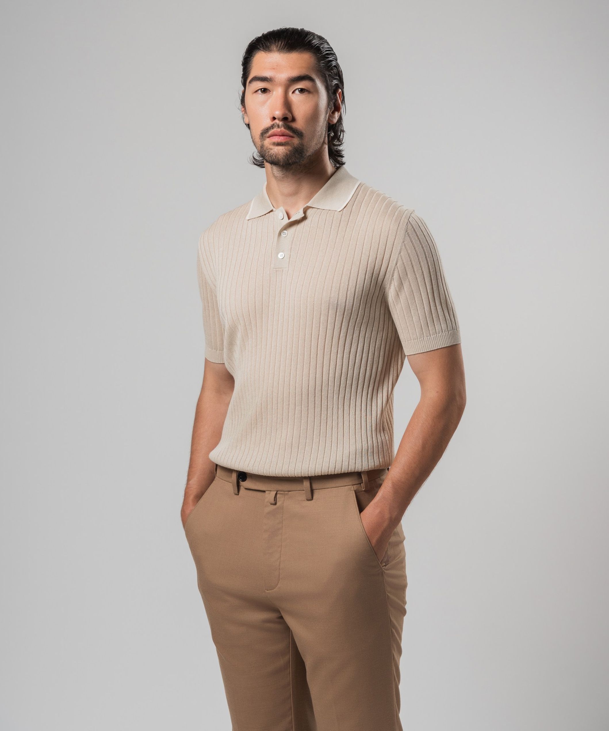 Бежевое поло на пуговицах