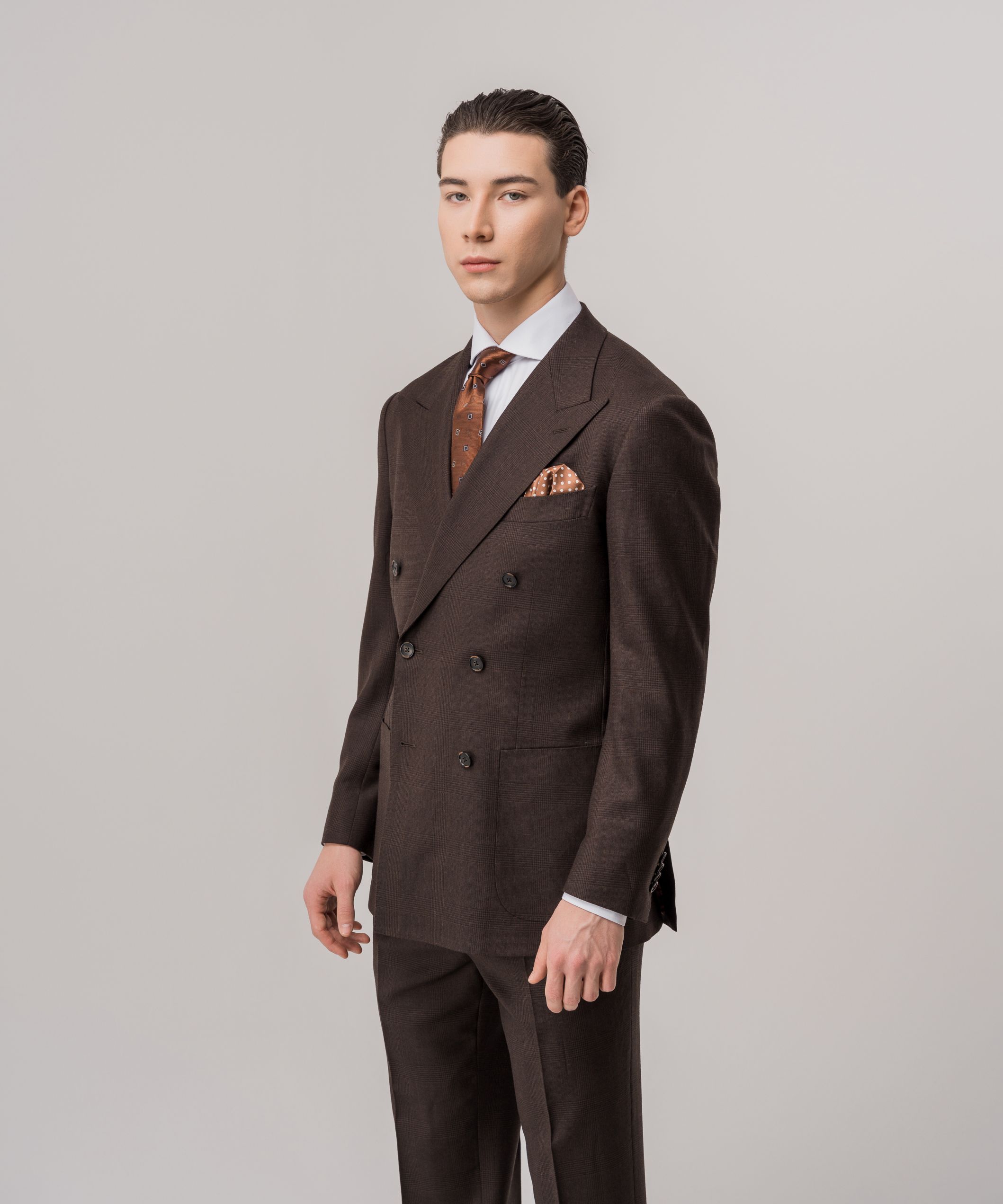 Двубортный костюм в мелкую клетку