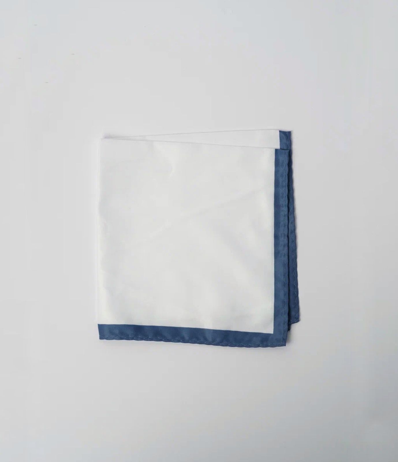 Белый платок с синей каемкой