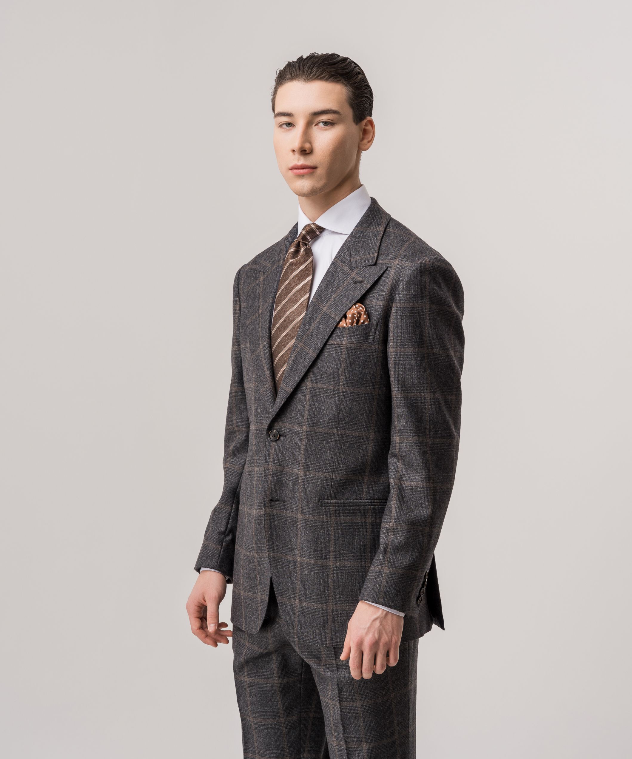 Однобортный костюм в клетку серого цвета