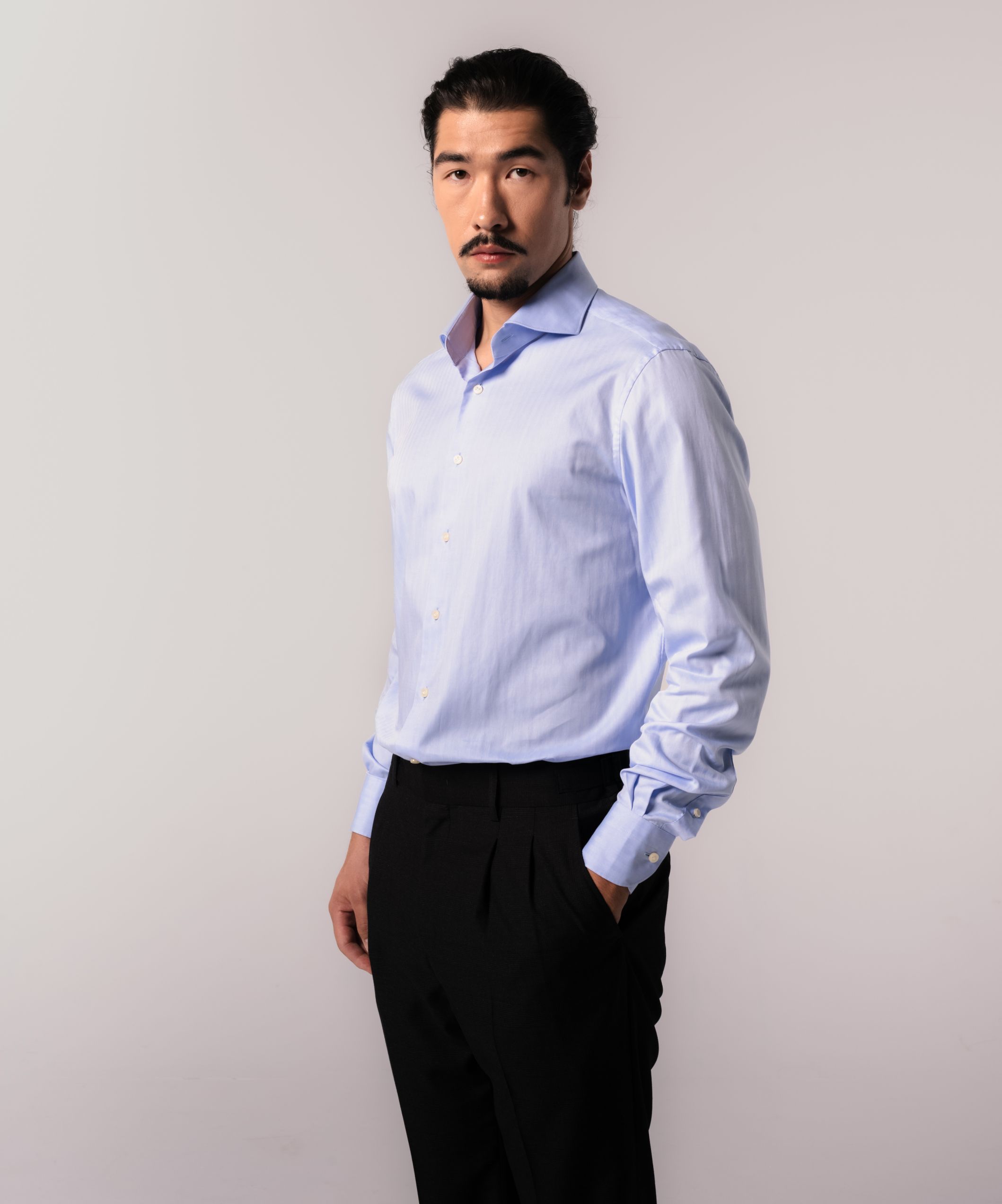 Классическая сорочка голубого цвета