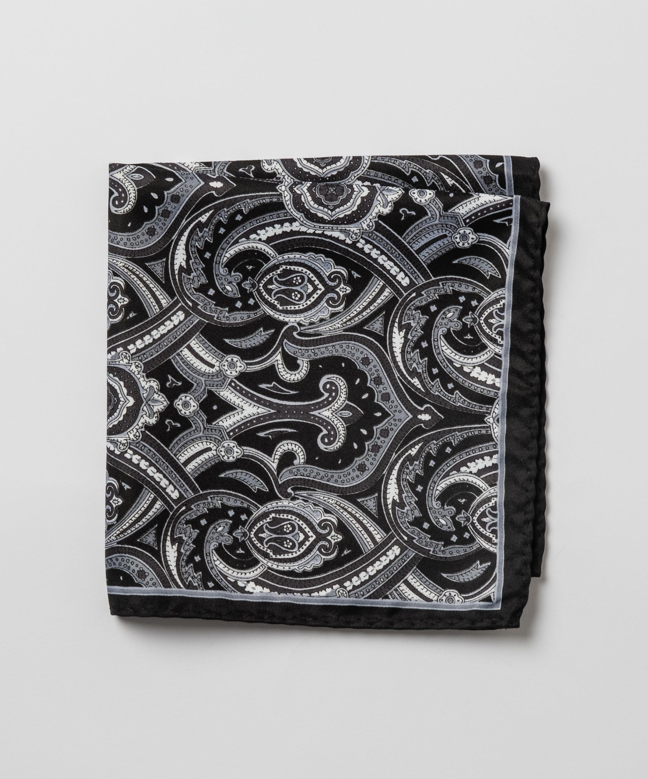 Платок-паше черного цвета с узорами