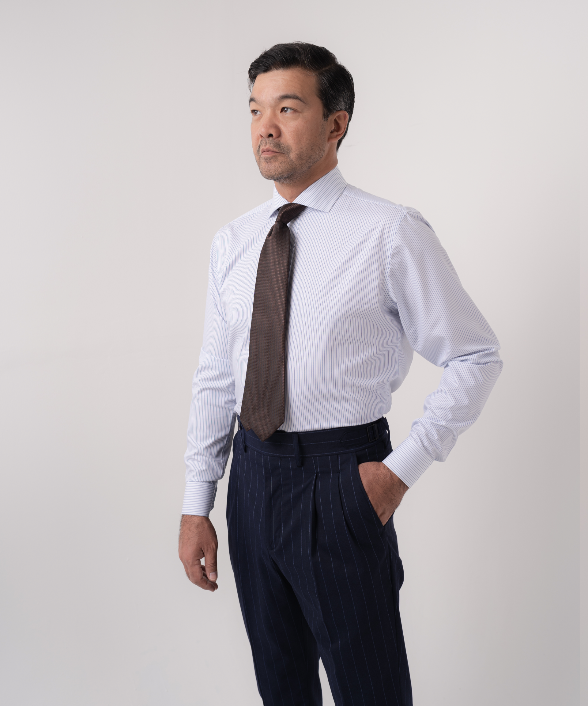 Белая сорочка в синюю полоску