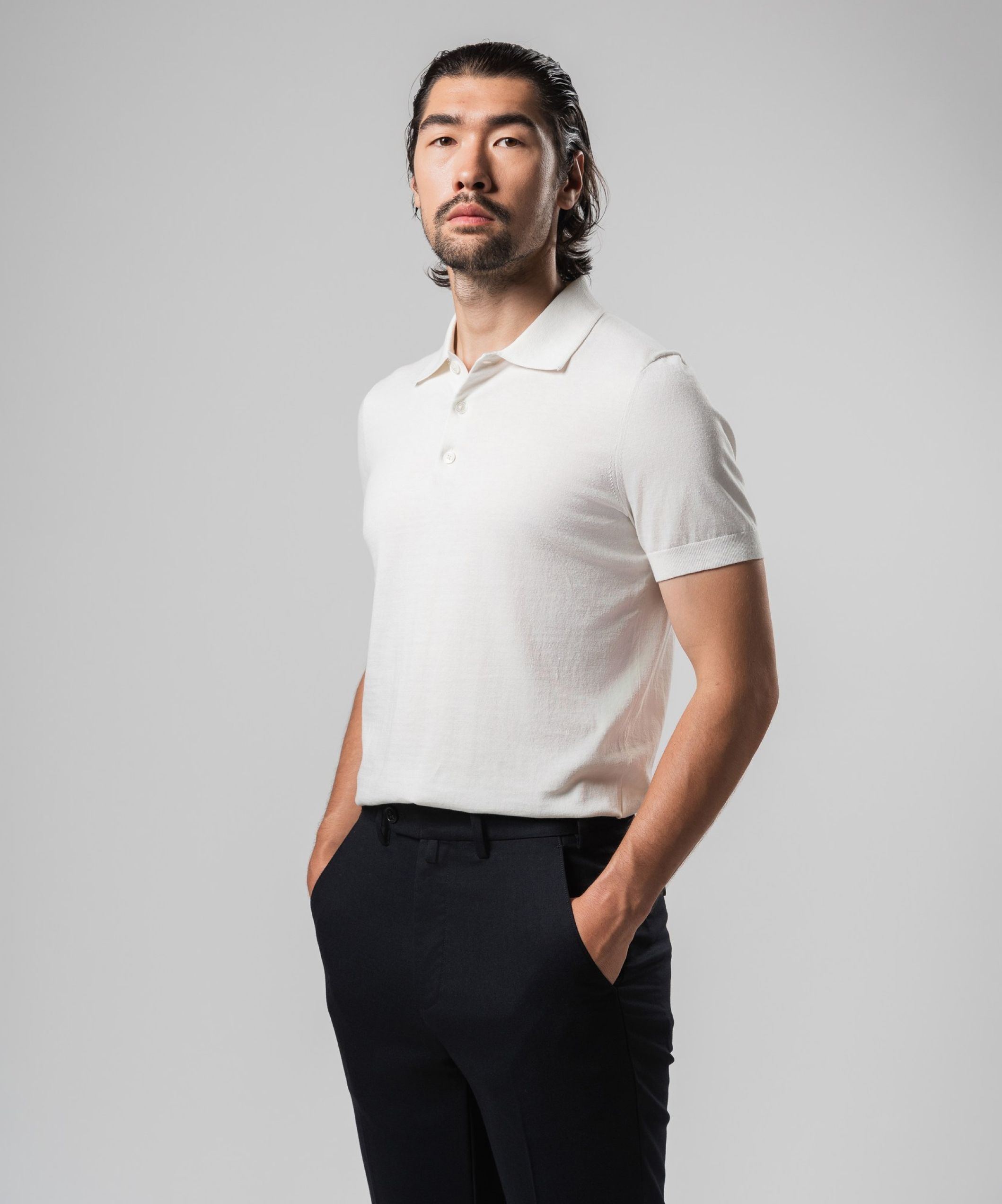 Белое поло на пуговицах