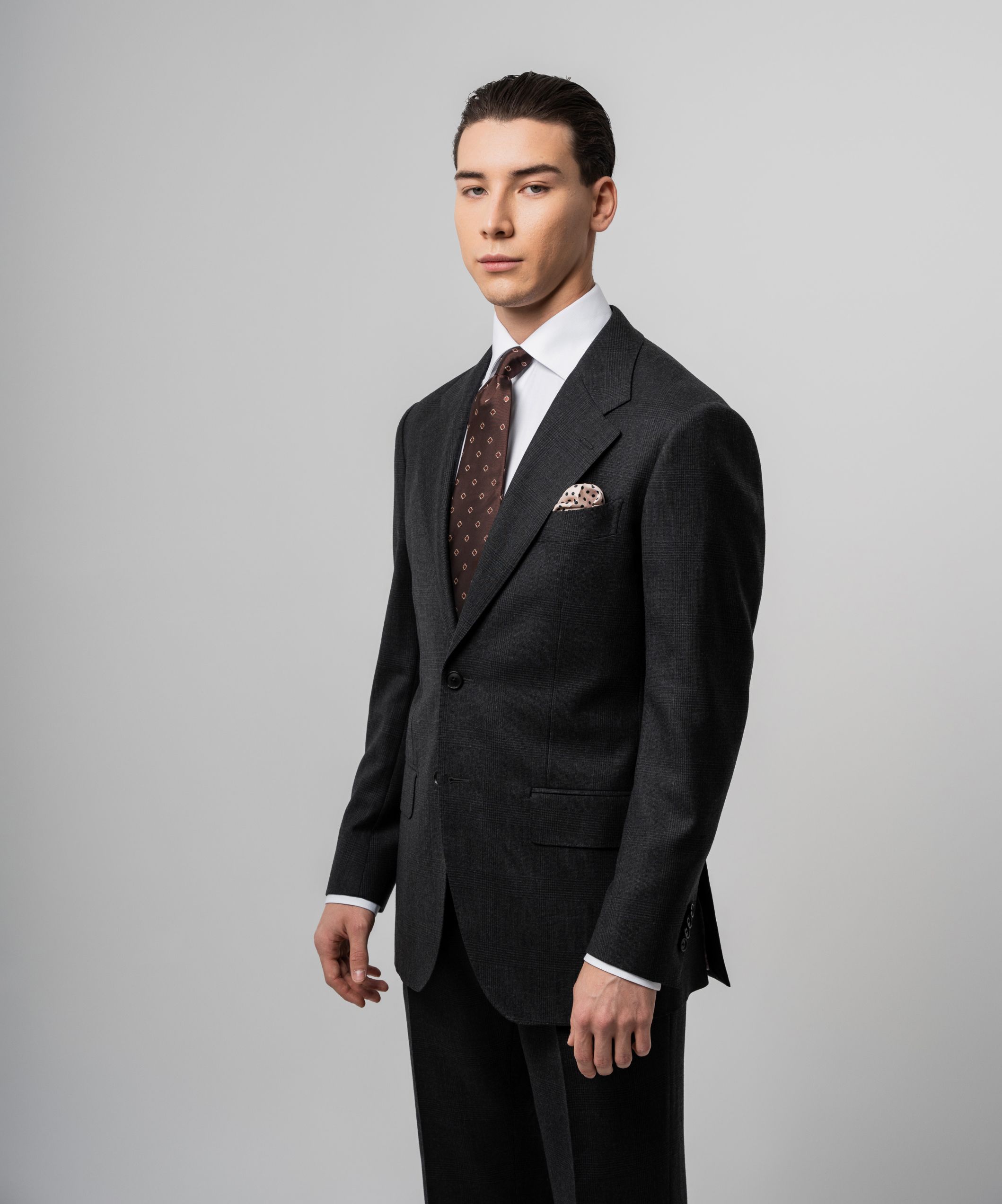 Однобортный костюм в клетку серого цвета