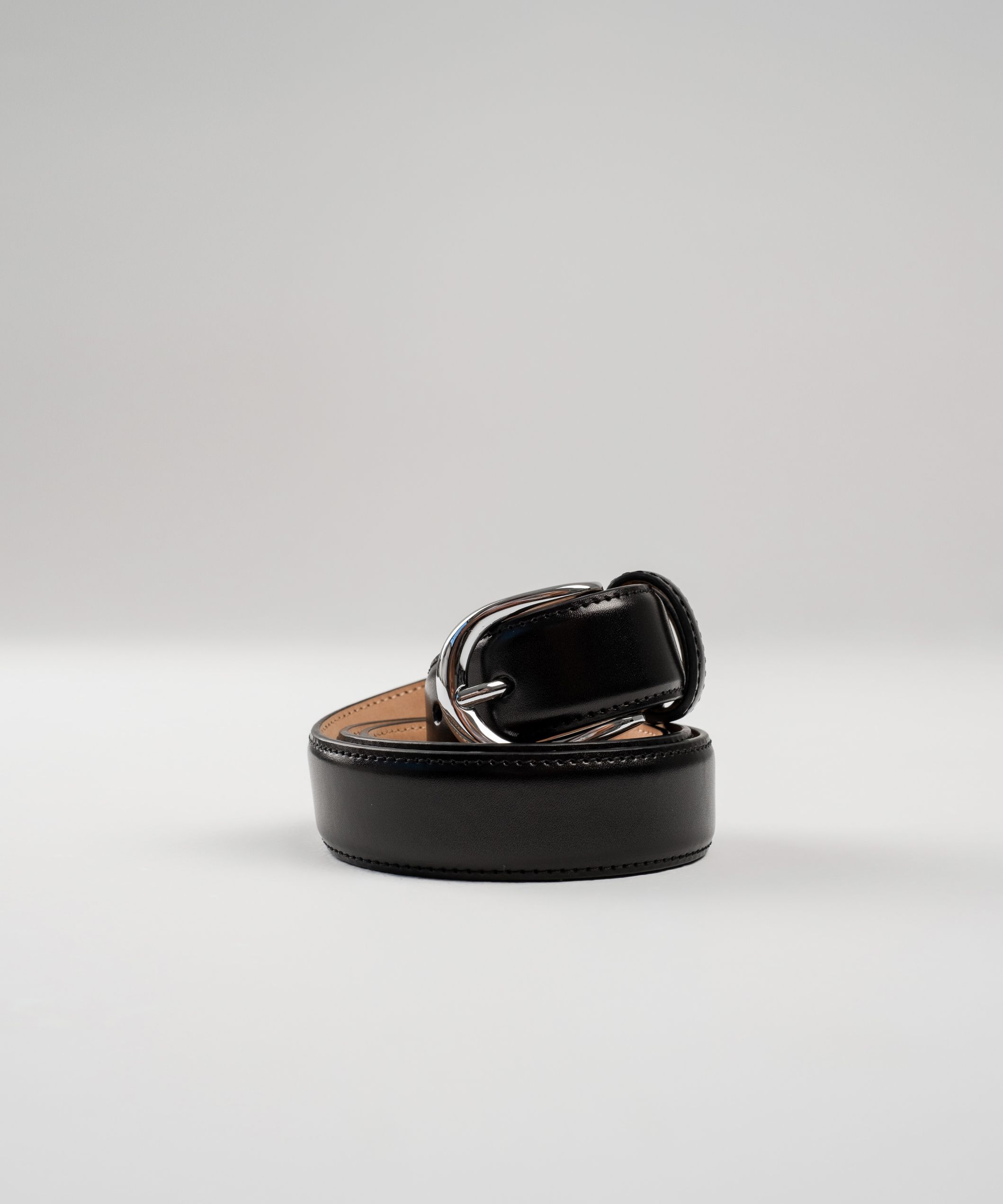 Черный ремень из гладкой кожи