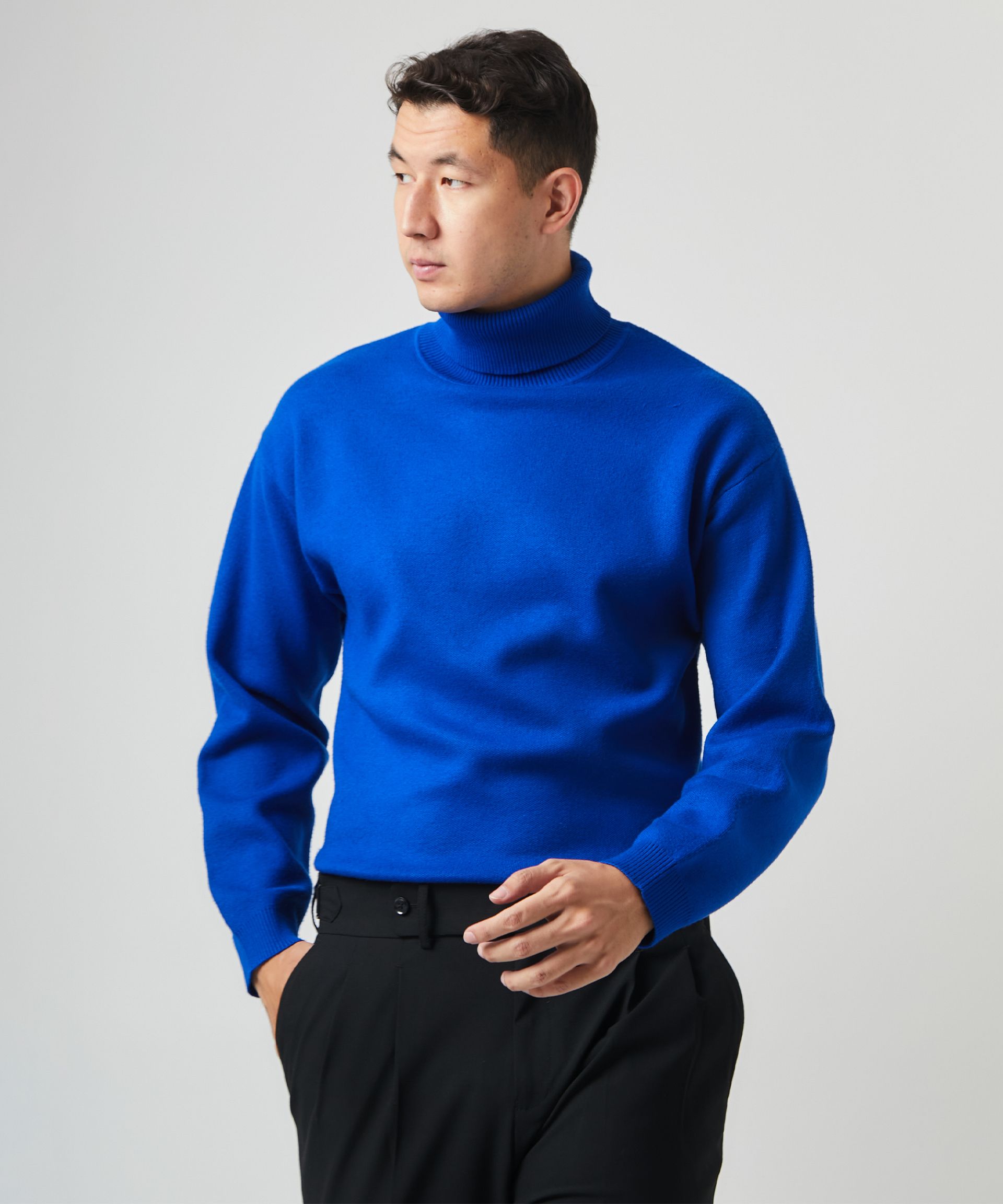 Теплая водолазка синего цвета