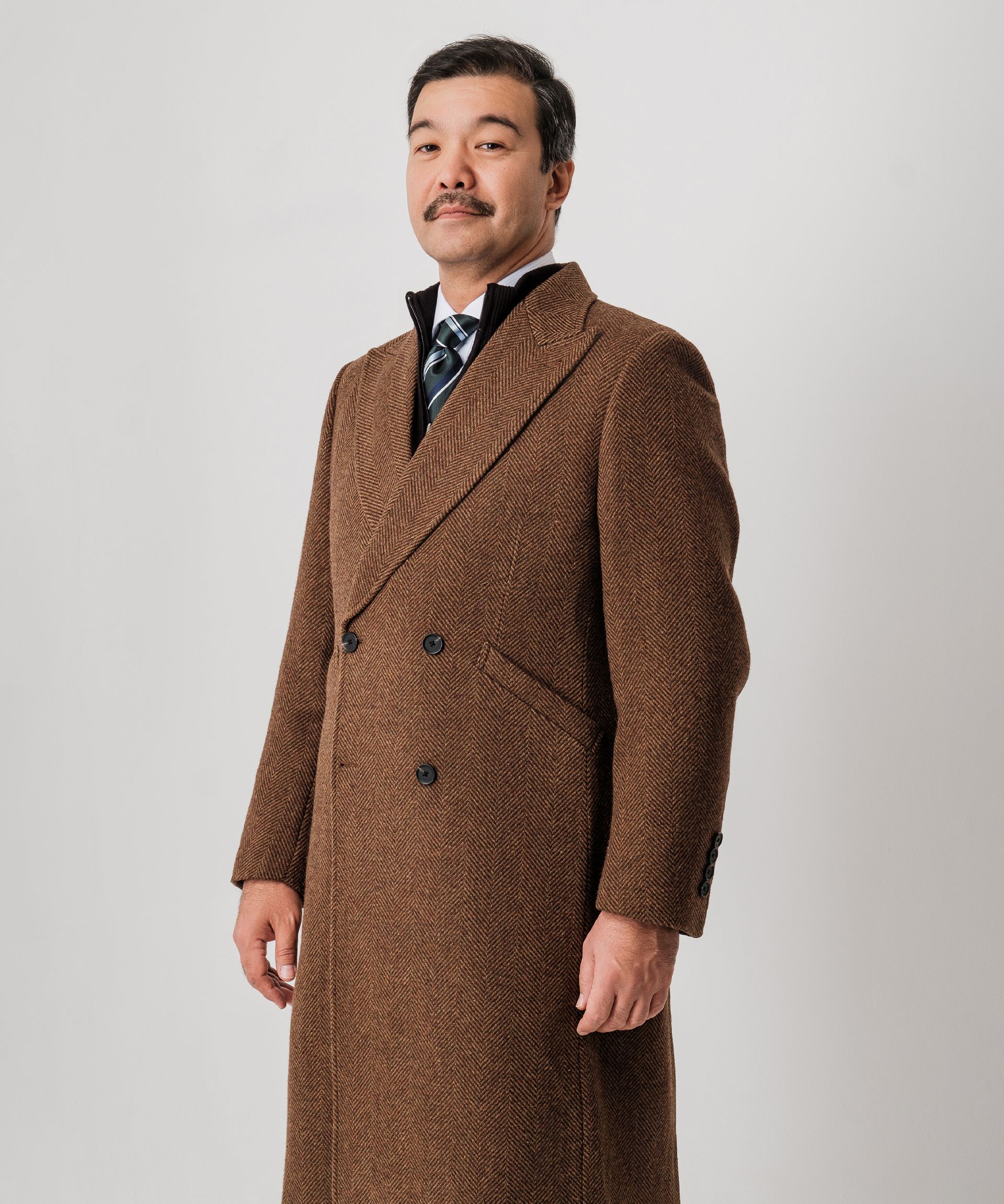 Длинное коричневое пальто