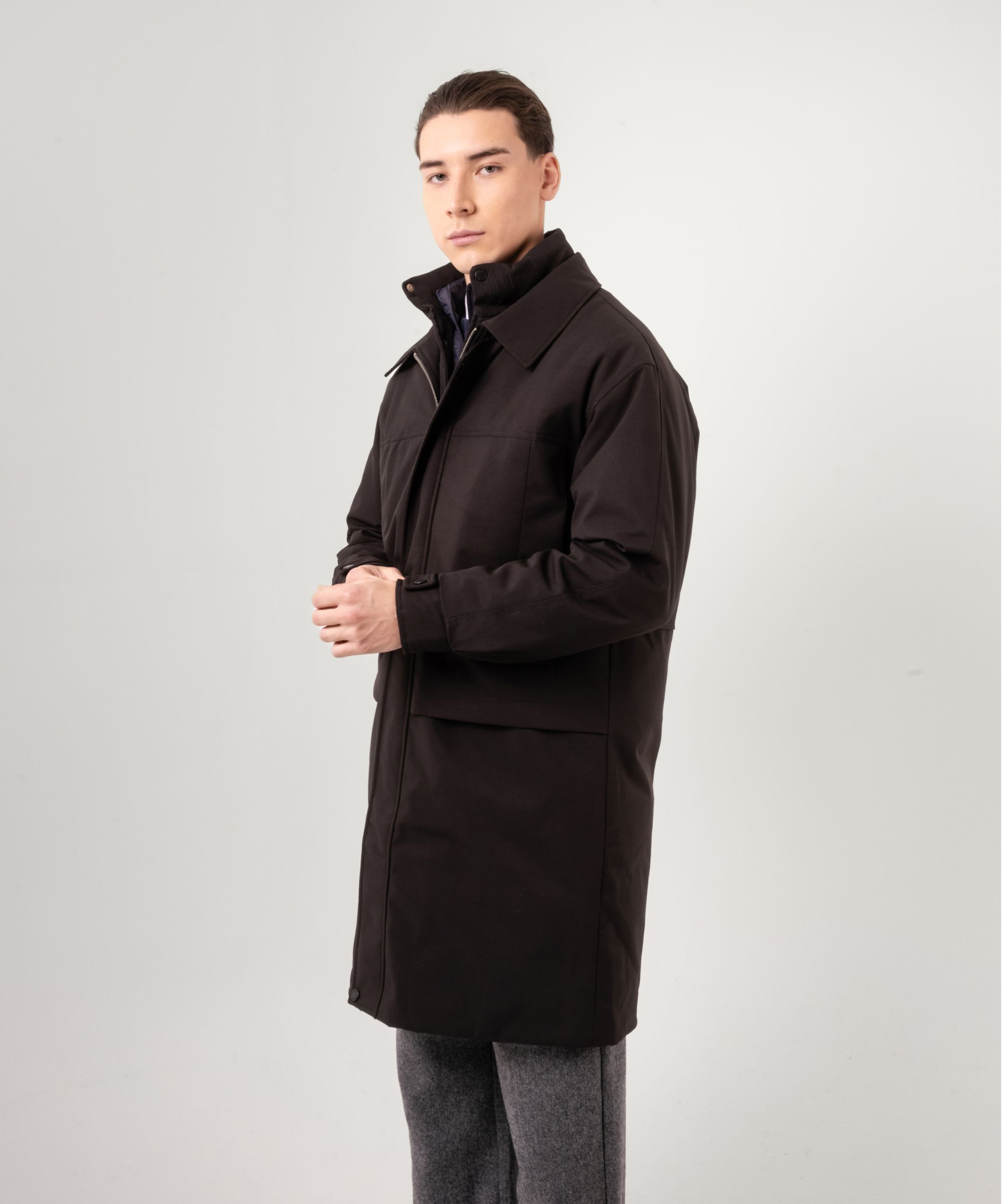 Пуховик черного цвета со стойким воротником