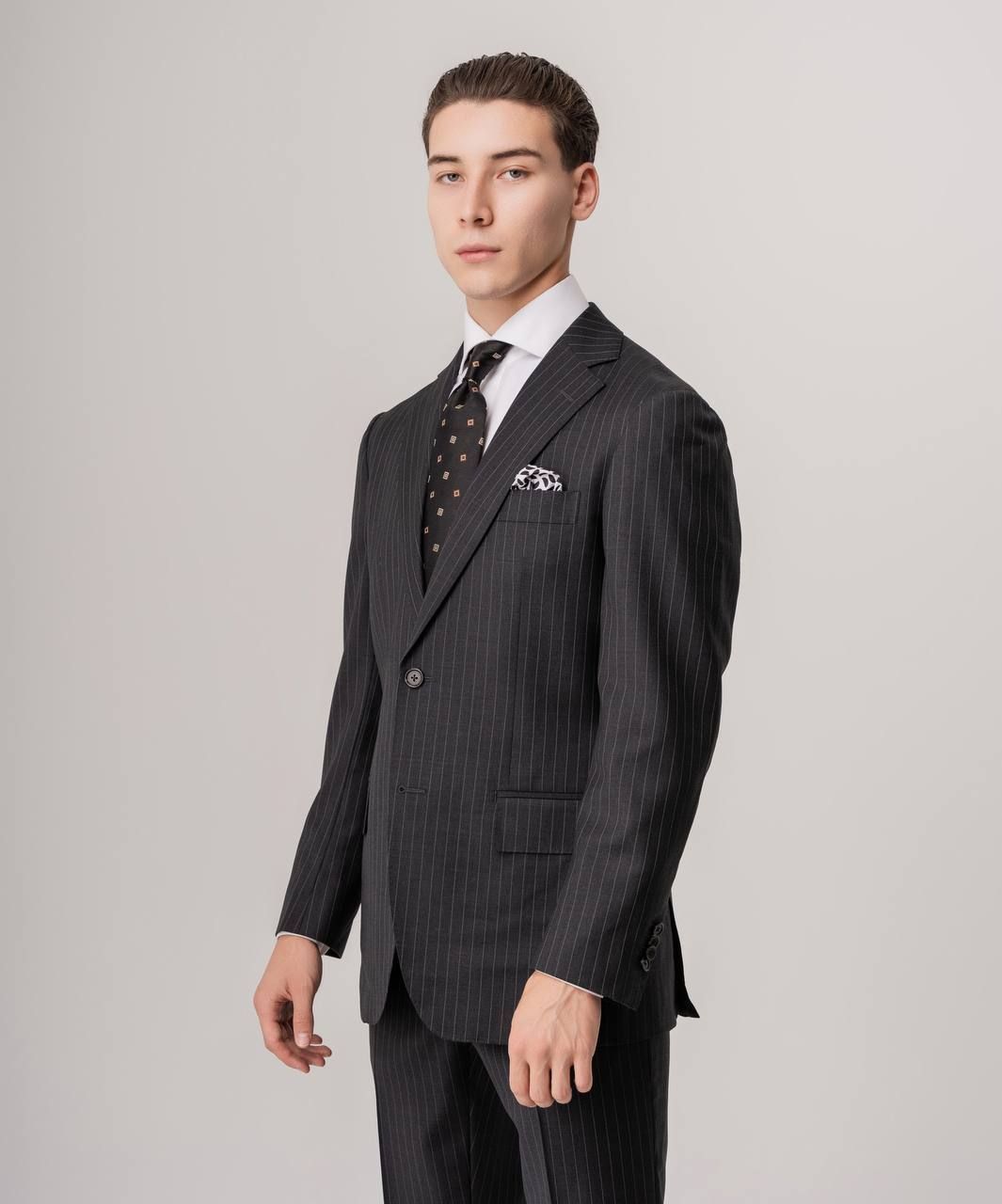 Однобортный графитовый костюм в полоску