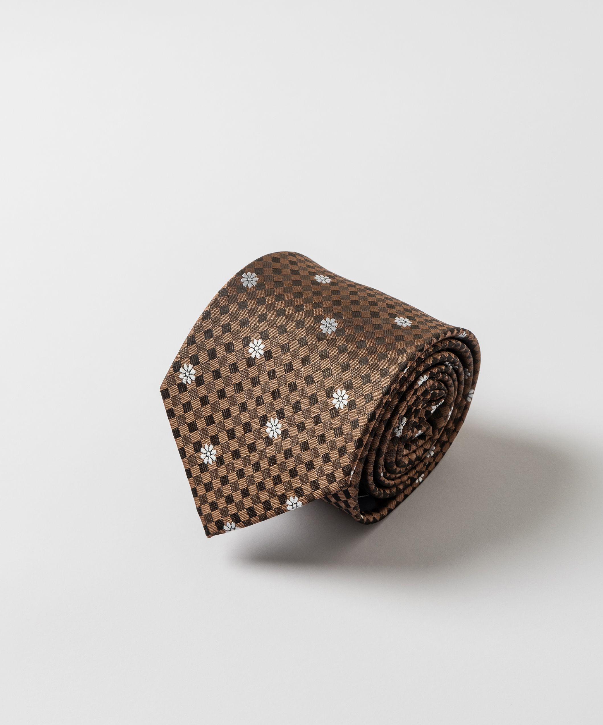 Коричневый галстук в цветок