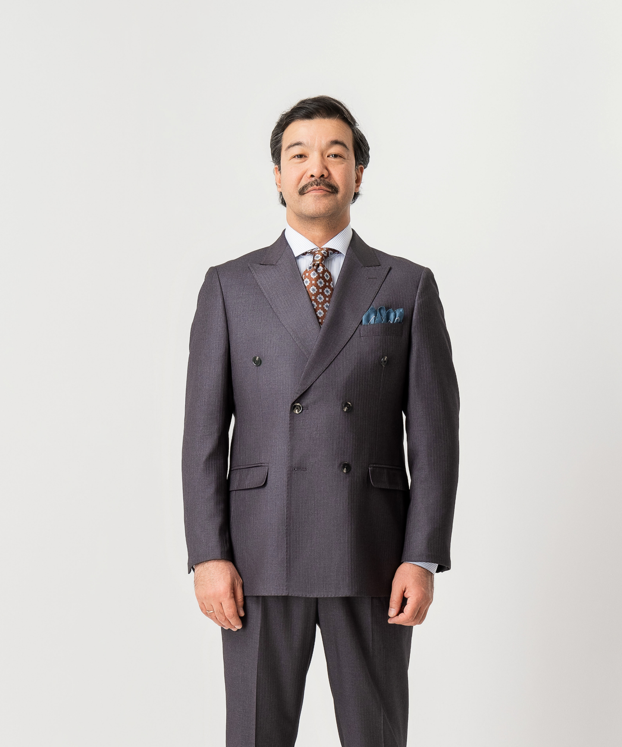 Двубортный костюм графитового цвета