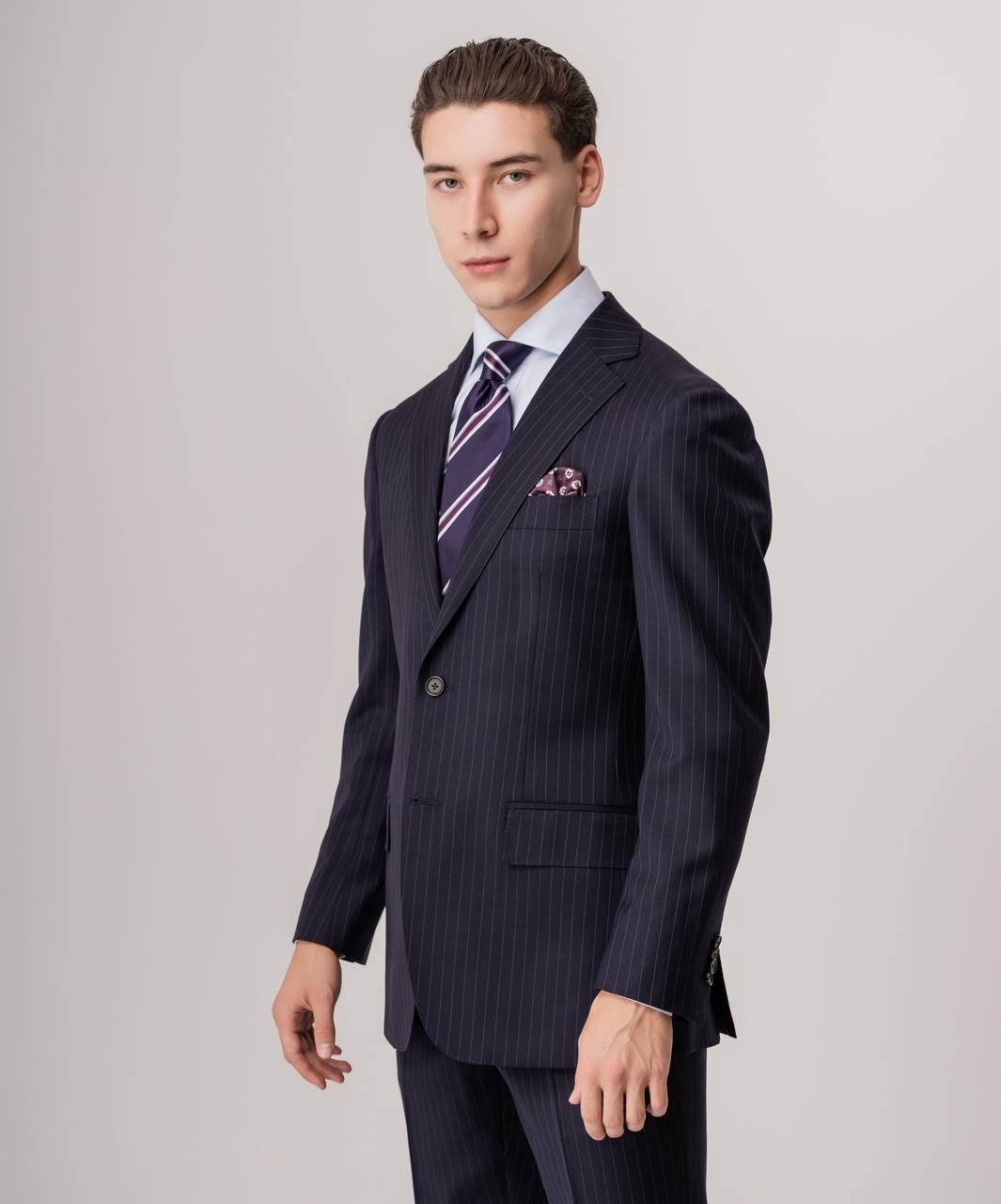Тёмно-синий однобортный костюм в полоску
