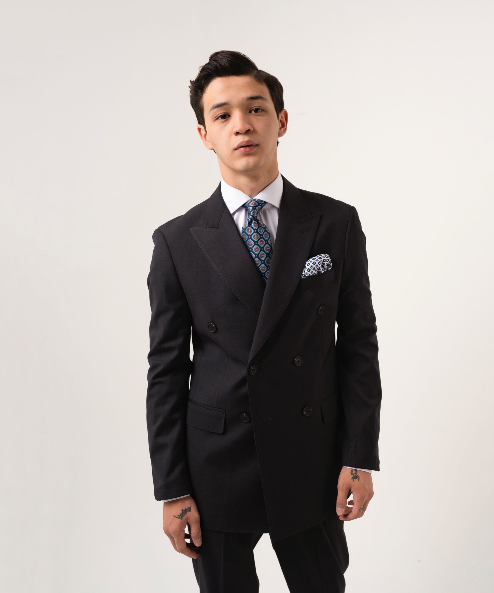 Темно-синий двубортный костюм