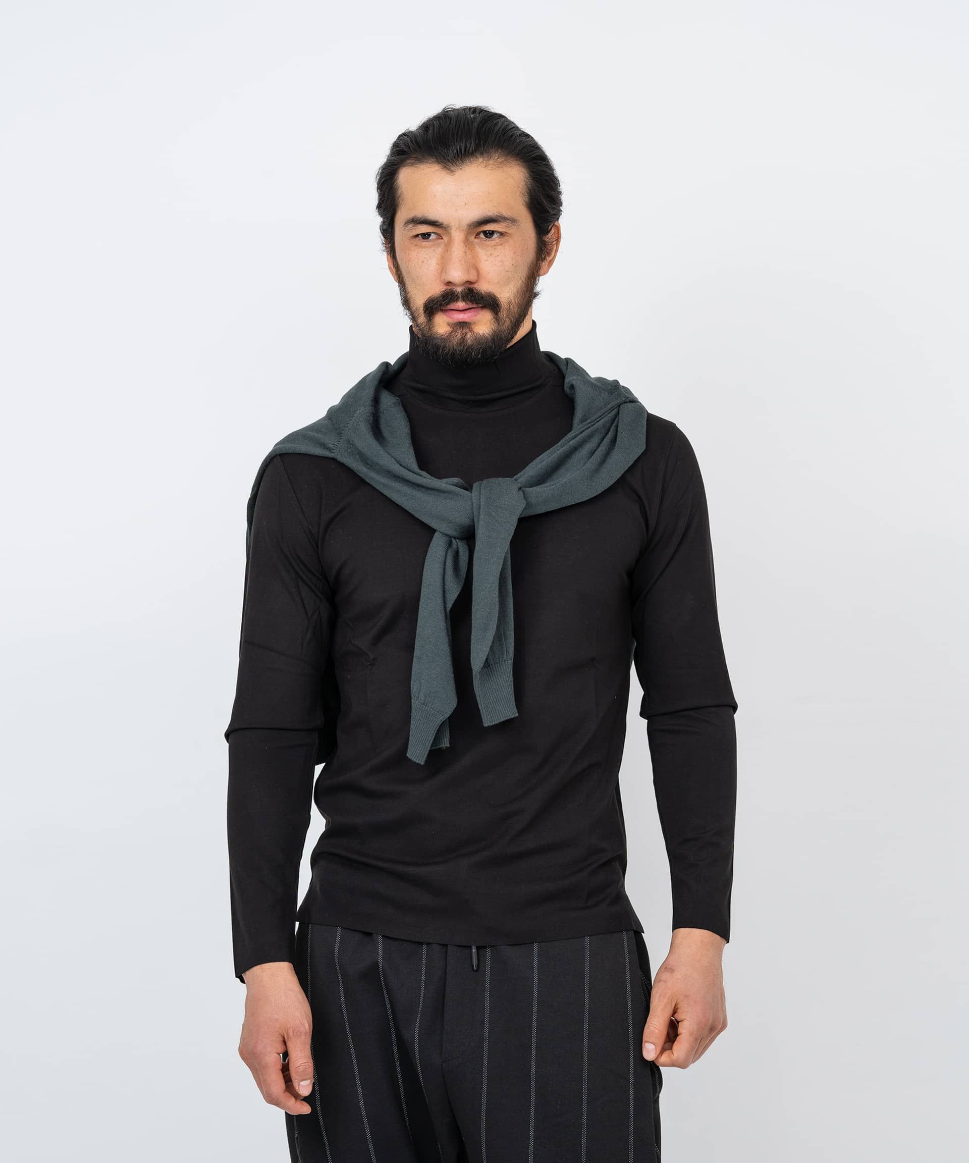 Тонкая водолазка черного цвета