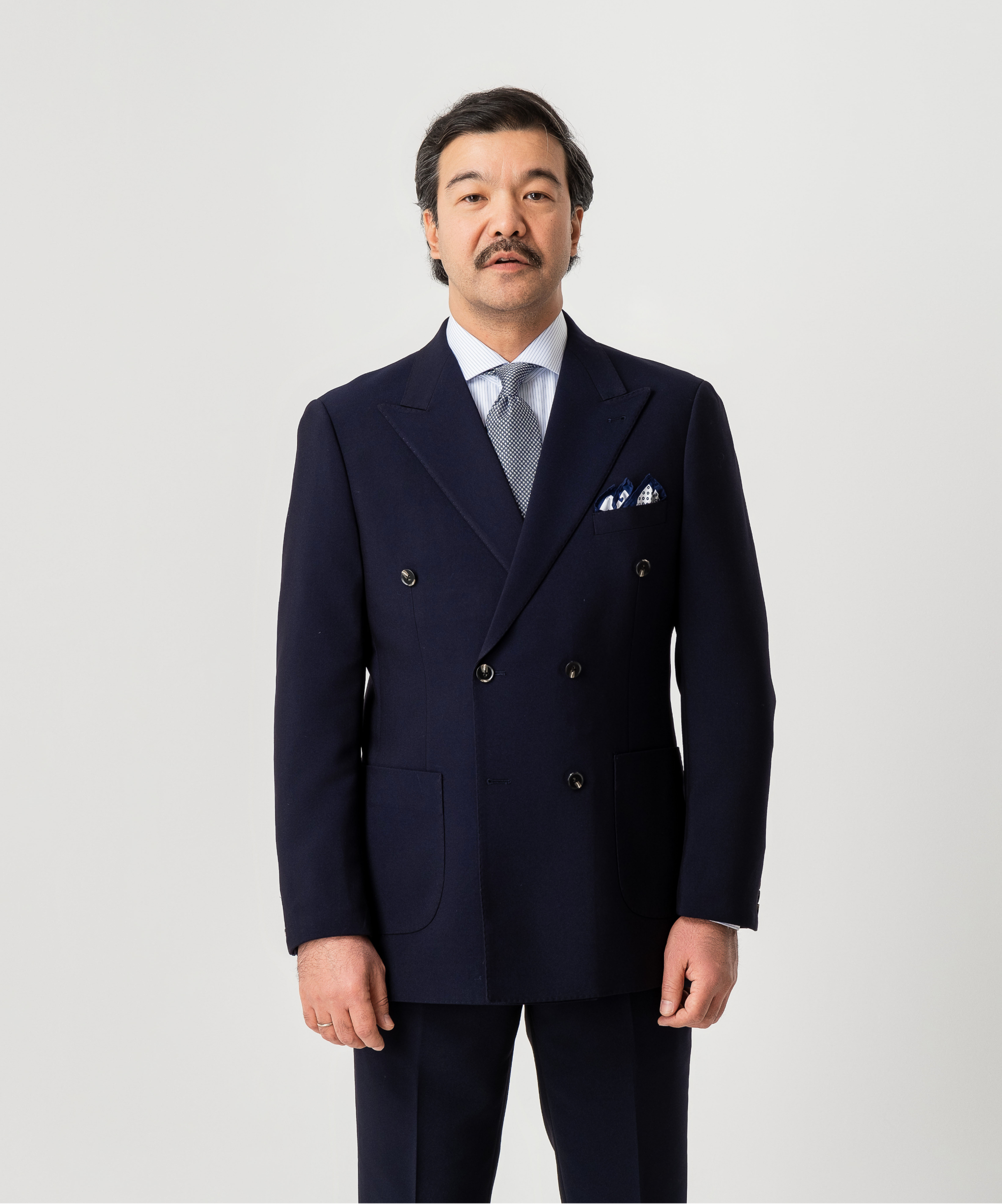 Двубортный костюм с классическим силуэтом