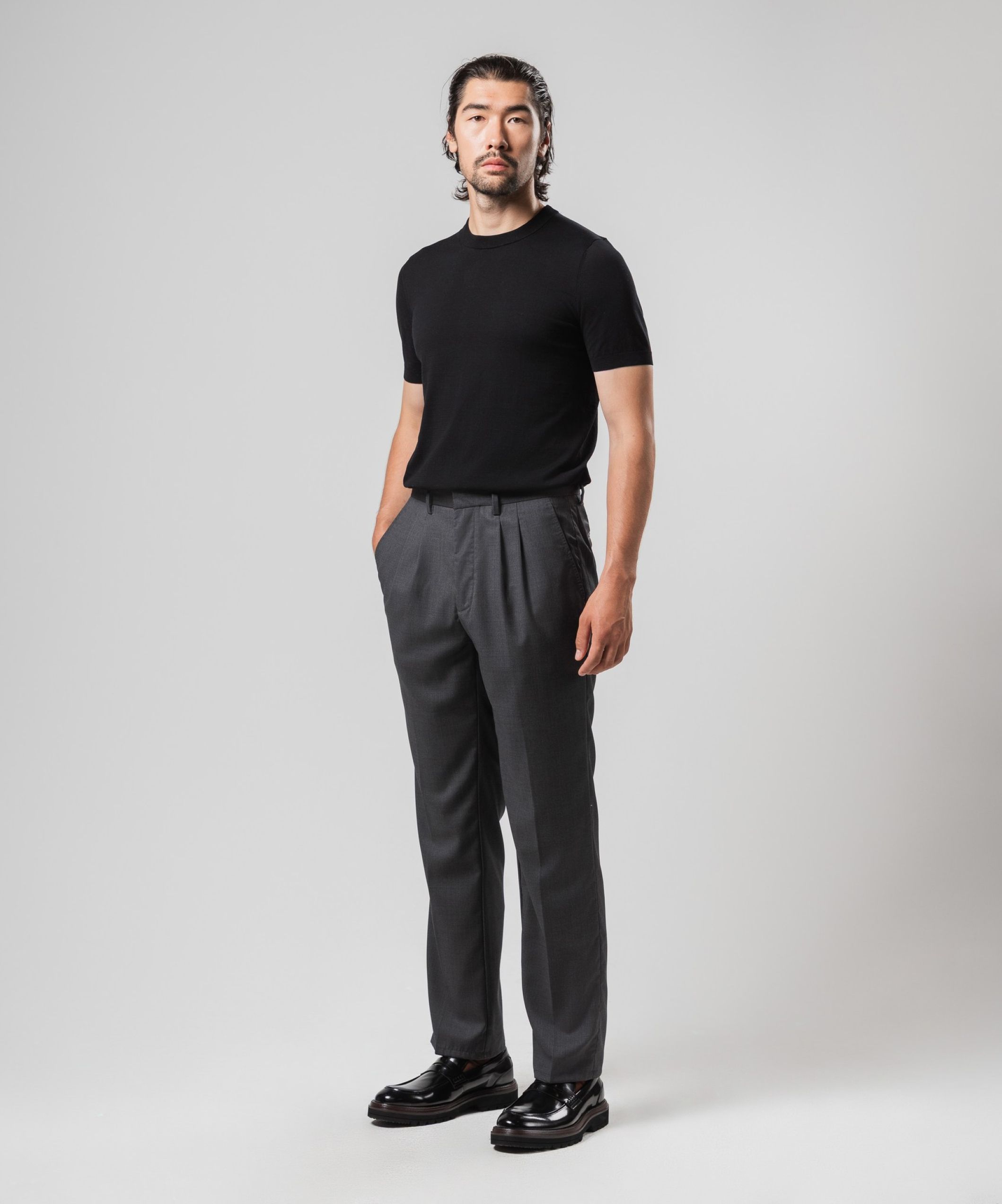 Брюки с защипами серого цвета