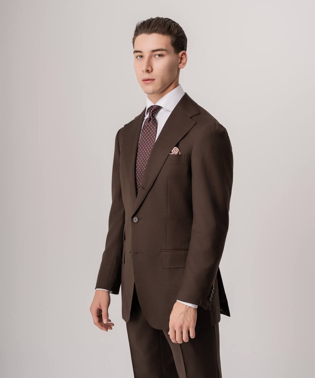 Однобортный костюм в коричневом цвете