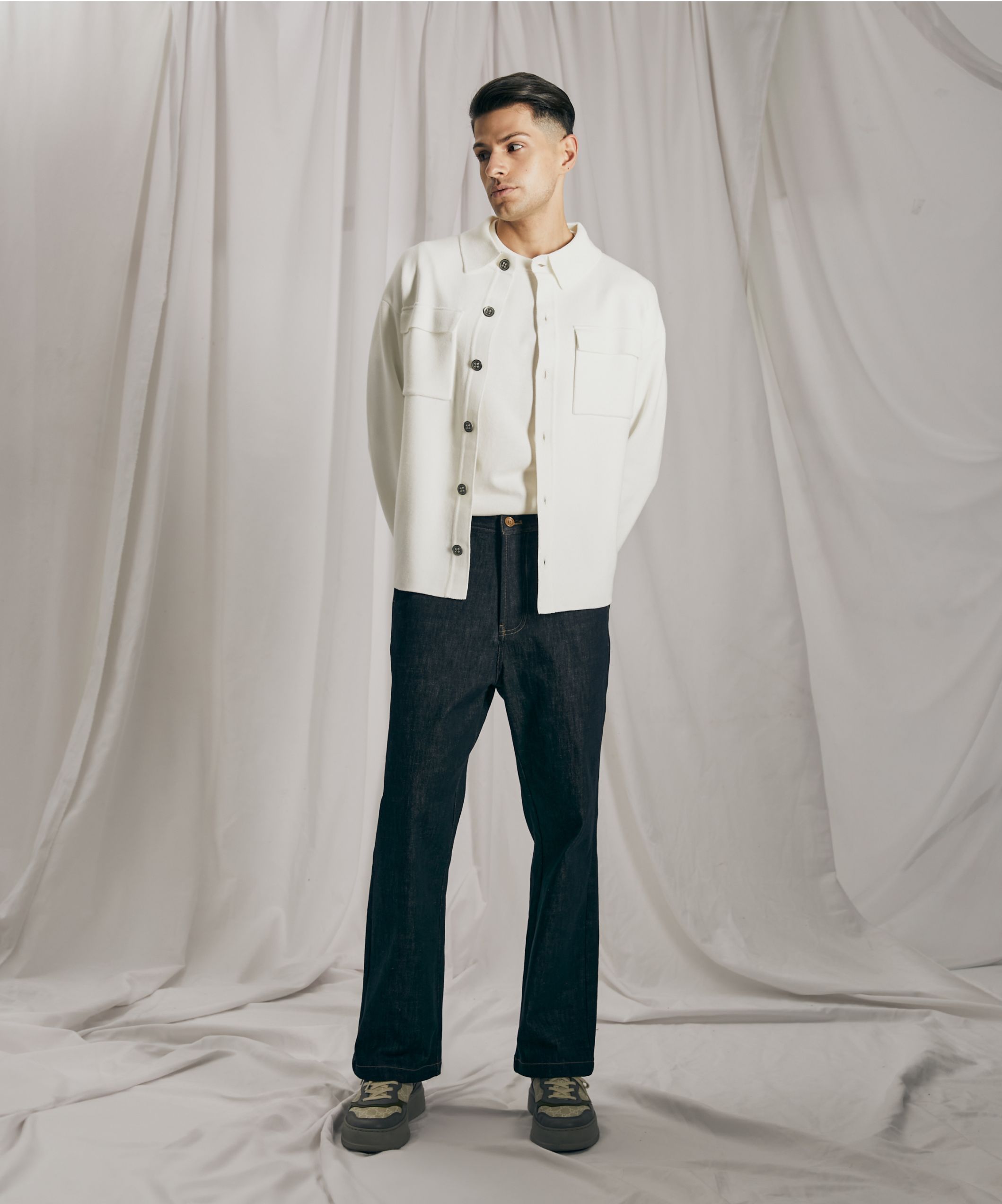 Темные джинсы прямого кроя