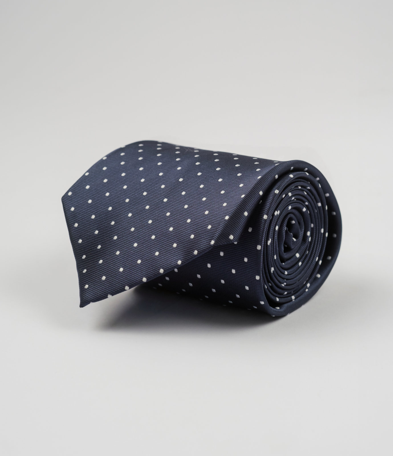 Темно-синий галстук в горошек