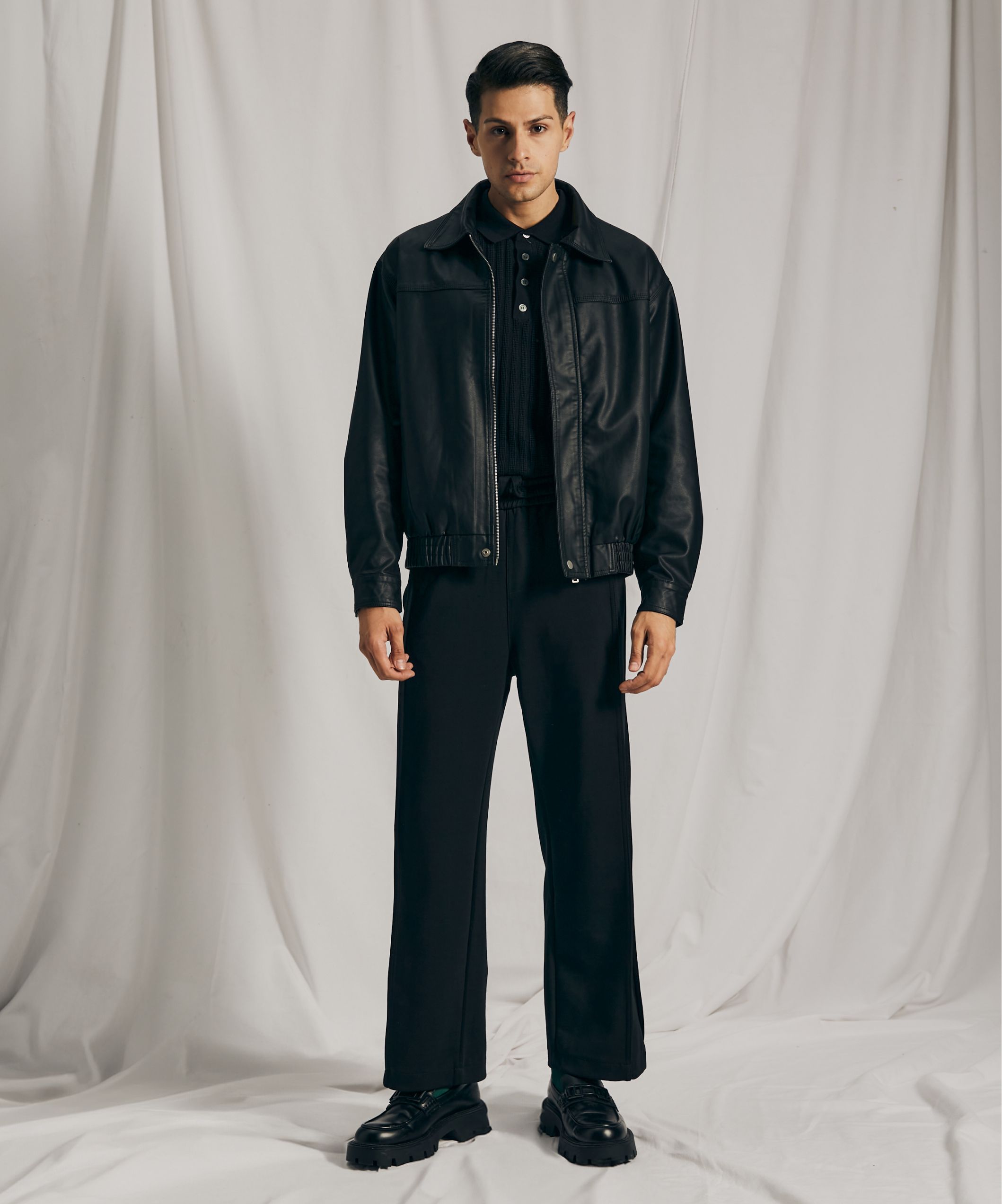 Кожаная куртка в черном цвете