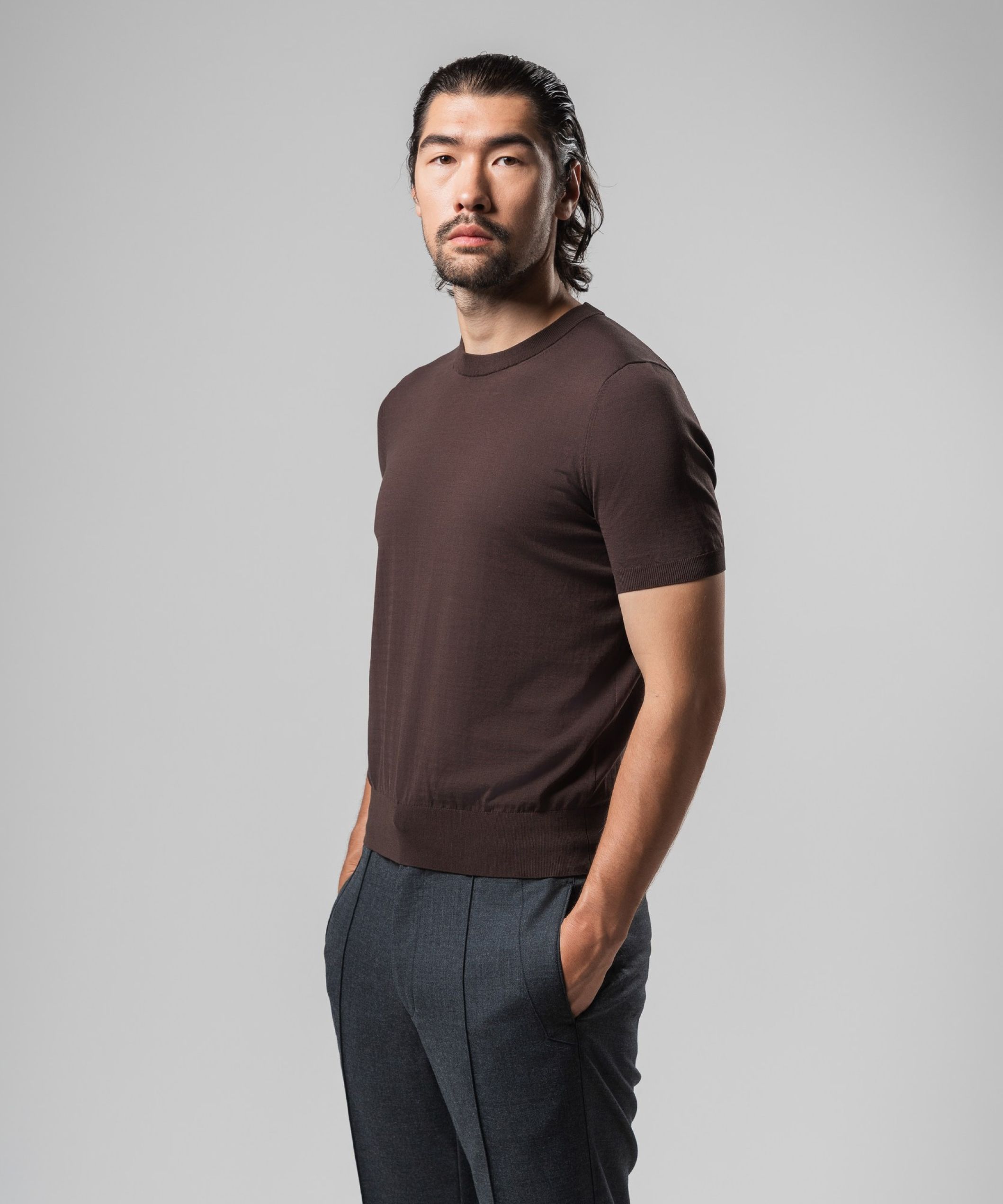 Футболка коричневого цвета