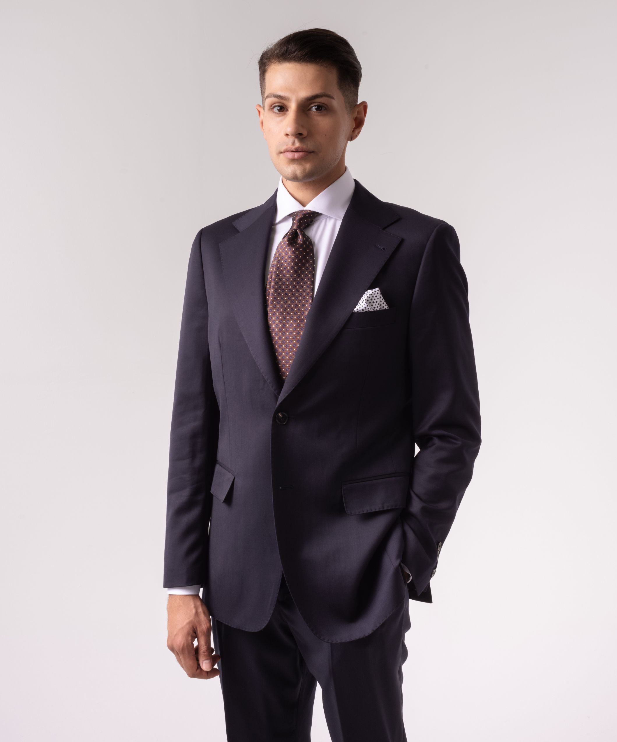 Темно-синий однобортный костюм