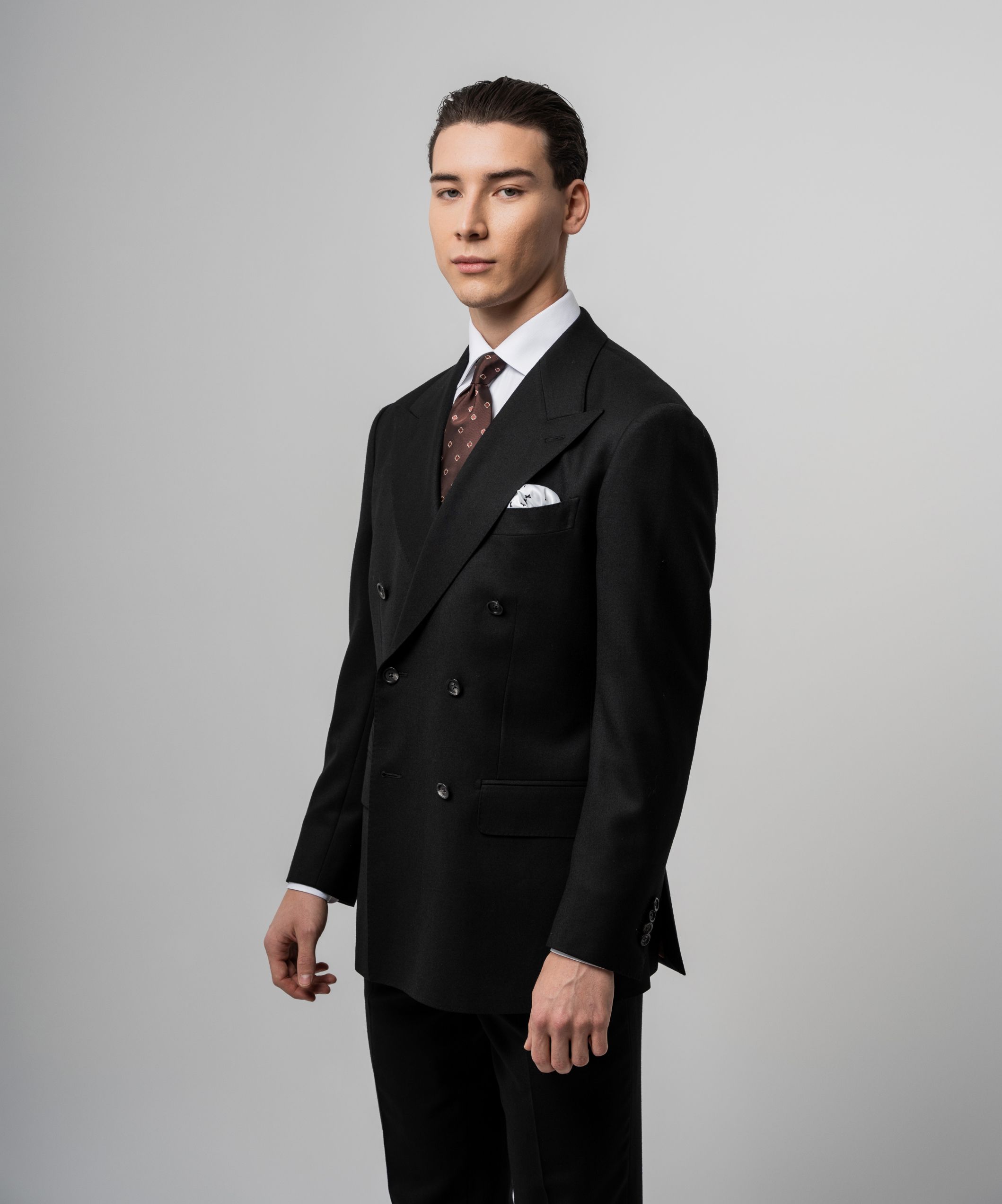 Двубортный черный костюм из шерсти