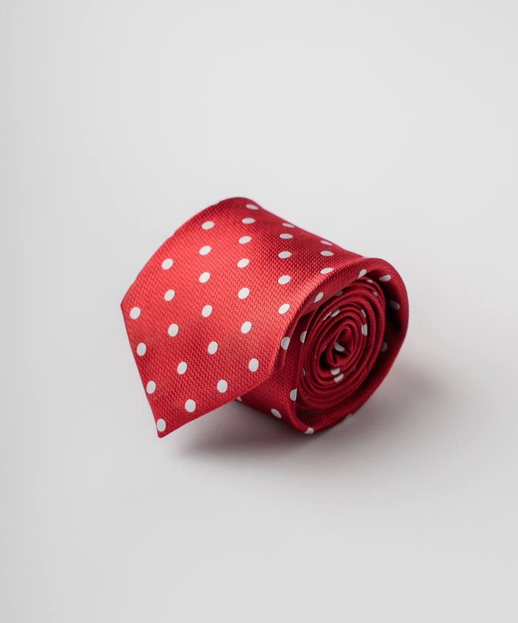 Красный шёлковый галстук в белый горох