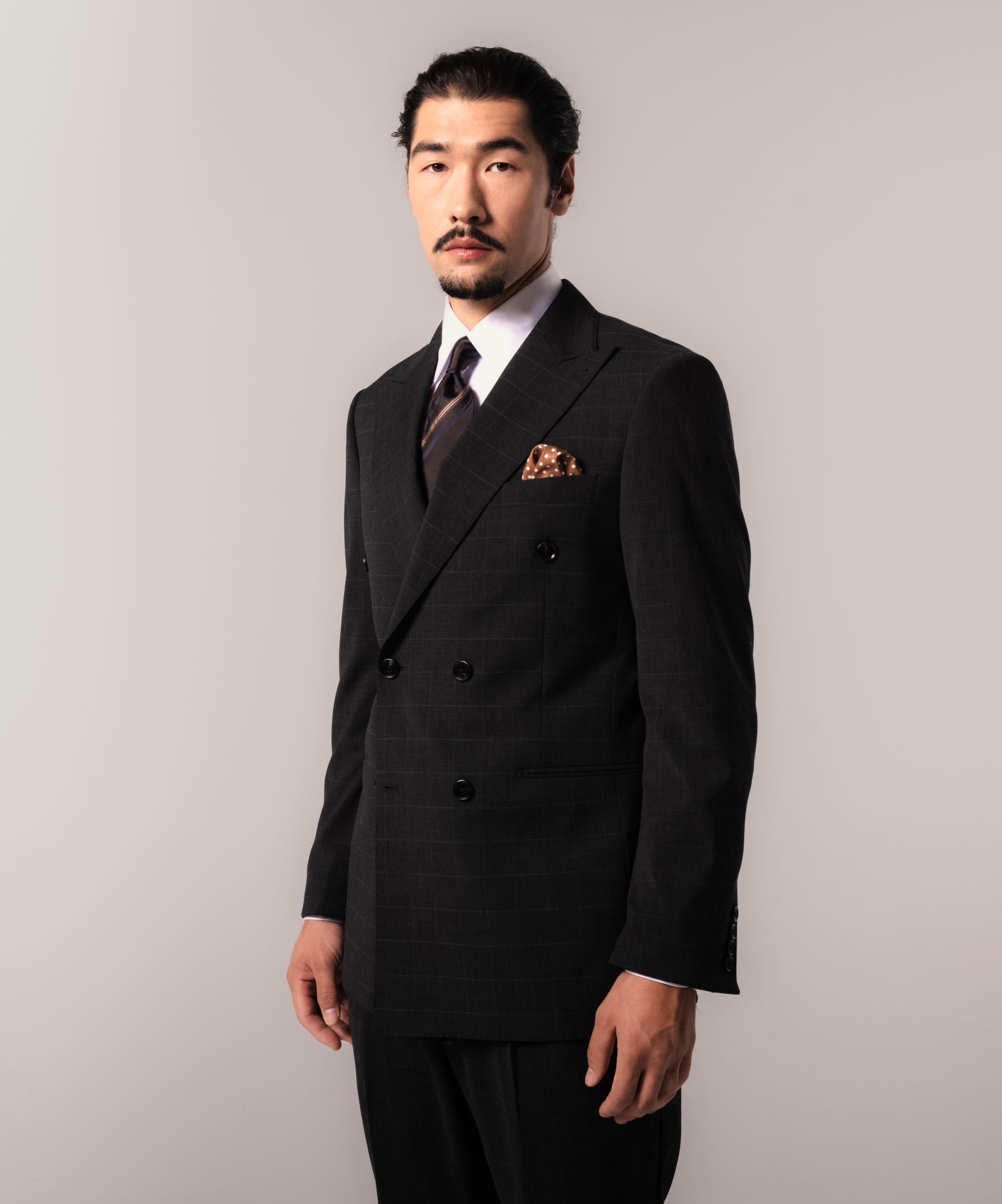 Двубортный костюм в крупную клетку