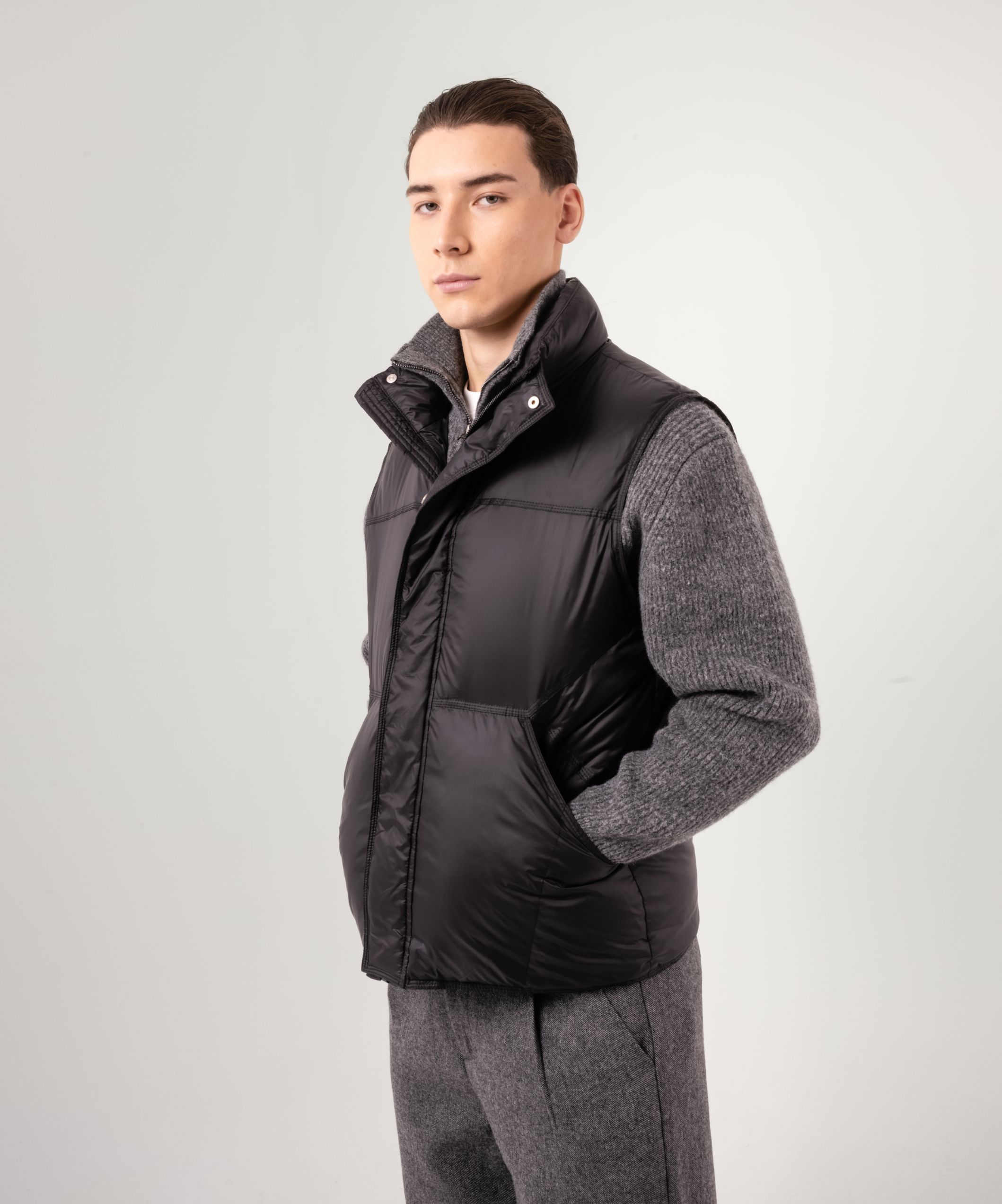 Жилетка на молнии черного цвета