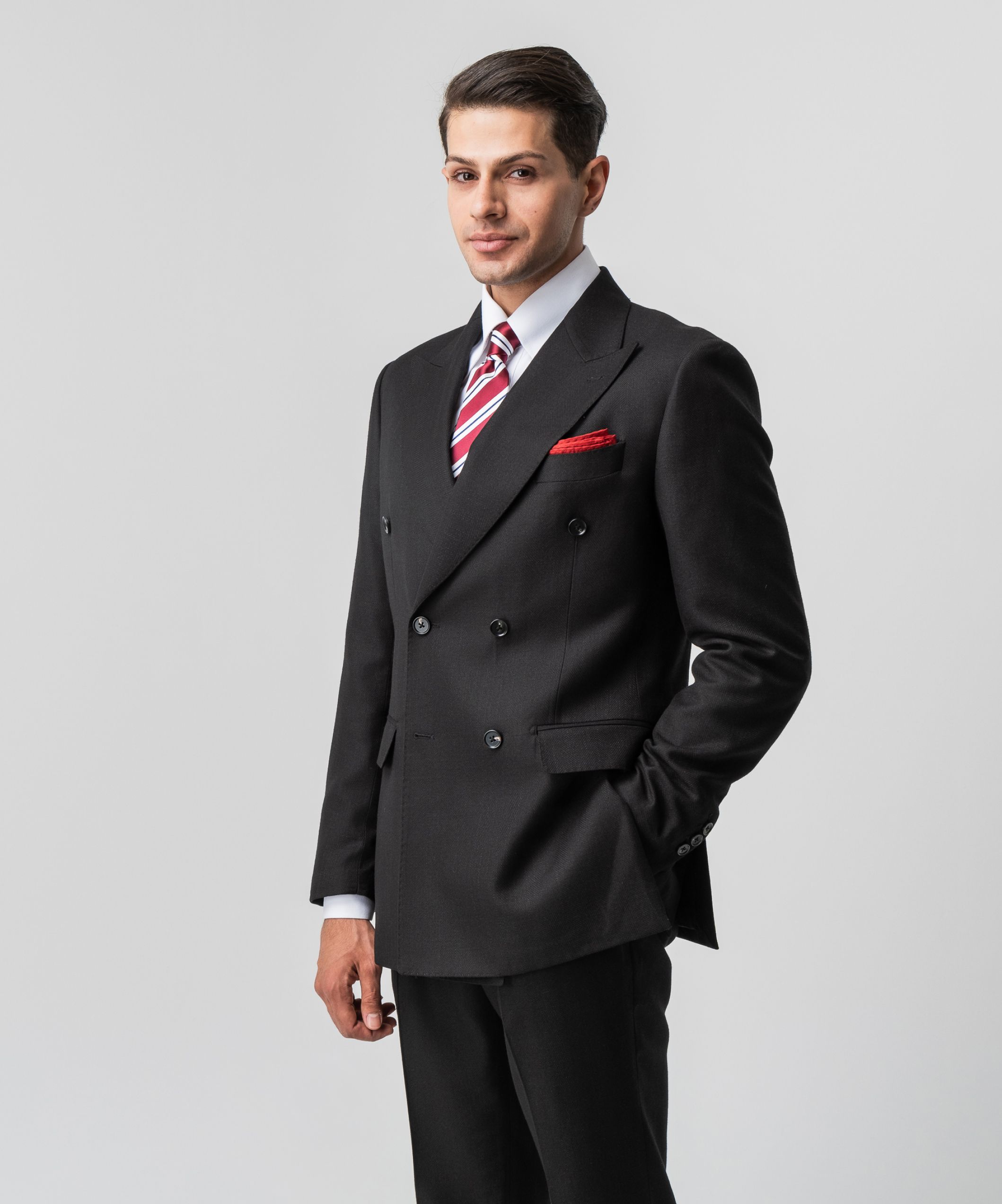 Двубортный костюм-двойка черного оттенка